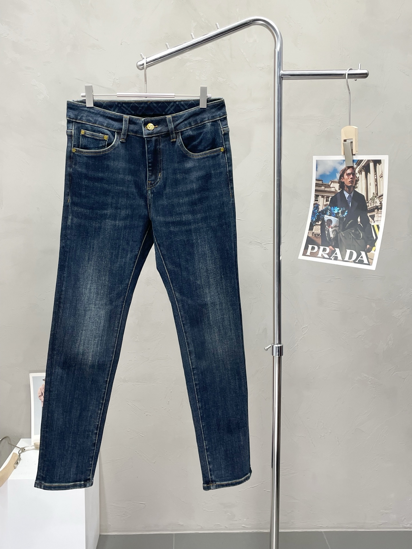 NO:516882,.Burberry exclusively offers new casual jeans high-end versions!  Customized fabrics for counters are breathable and comfortable, with impeccable details, and the brand element design concept reflects high quality. The feel is delicate and soft!  It is casually cut, with a great upper body style!  28-36, burberry, burberry, jeans, alexander wang19860909.Burberry巴宝莉独家专供新款休闲牛仔裤高端版本！专柜定制面料 透气舒适度高,细节无可挑剔,品牌元素设计理念,体现高品质.手感细腻柔软！呈现休闲裁剪,上身版型超赞！码数28-36,,burberry,burberry,jeans,alexander wang,Men's clothing