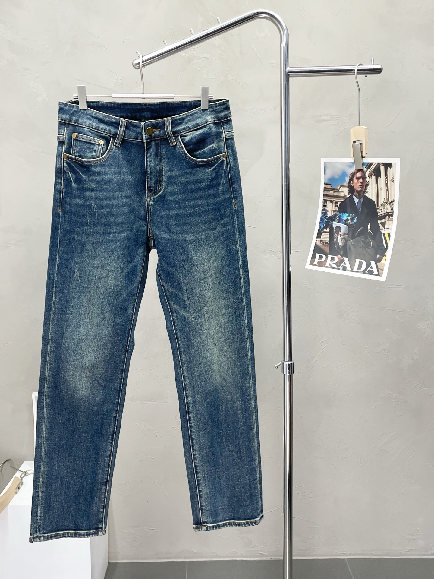 NO:515374,.LOEWE exclusively offers the new high-end version of casual jeans!  Customized fabrics for counters are breathable and comfortable, with impeccable details, and the brand element design concept reflects high quality. The feel is delicate and soft!  It is casually cut, with a great upper body style!  Count 29-34, loewe, loewe, jeans, alexander wang19860909.LOEWE罗意威独家专供新款休闲牛仔裤高端版本！专柜定制面料 透气舒适度高,细节无可挑剔,品牌元素设计理念,体现高品质.手感细腻柔软！呈现休闲裁剪,上身版型超赞！码数29-34,,loewe,loewe,jeans,alexander wang,Men's clothing