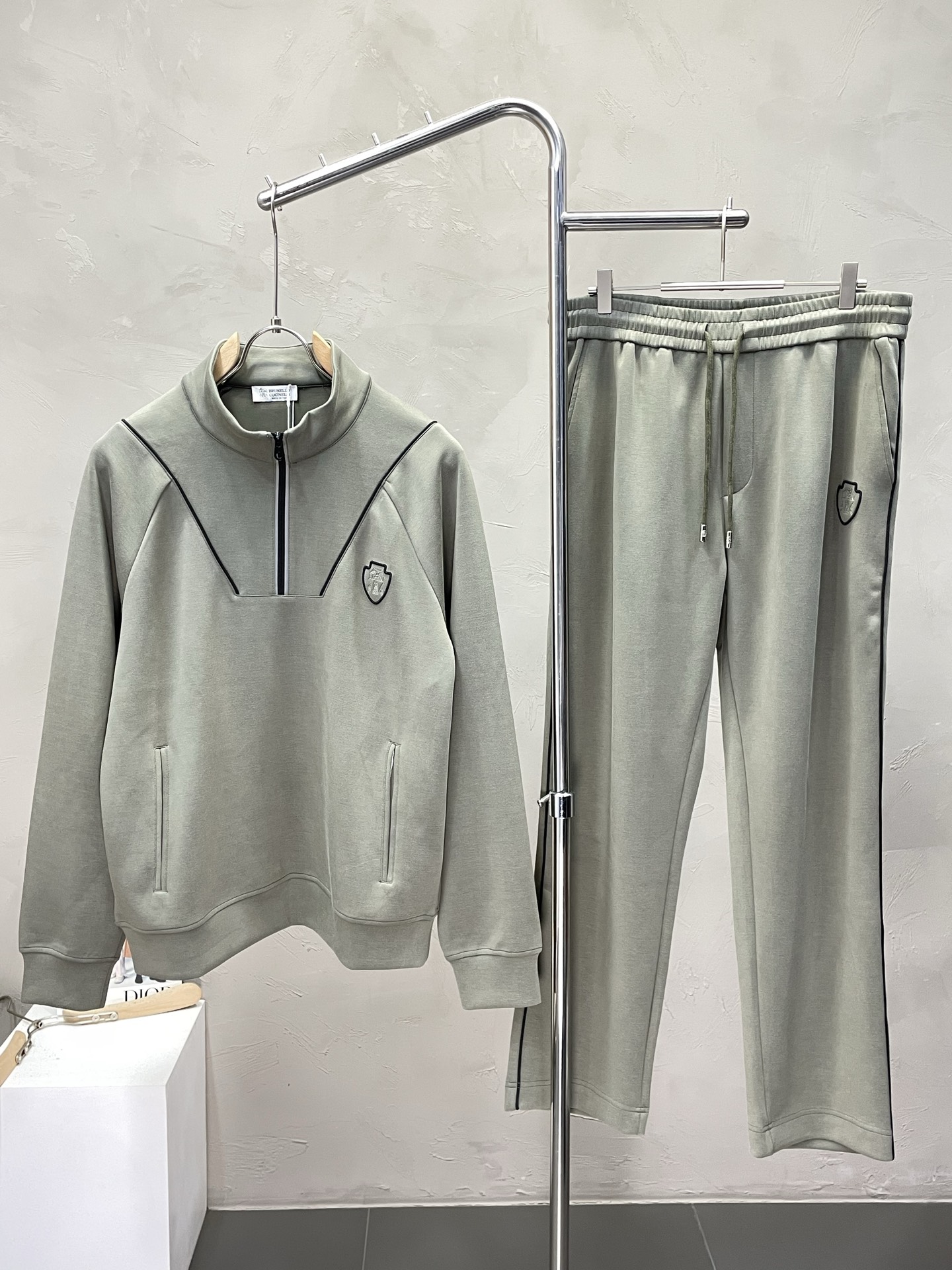 NO:518471,/Set.BC-Brunello Cucineli Brunello Cucineli exclusively supplies the same sweatshirt set for the new counter, full of high-end feel!  The details are exquisite and high-end, and the workmanship is impeccable!  Imported fabrics are three-dimensional, exquisite and delicate. The original high-end double-sided jersey fabrics are very high-end!  Original zipper!  The fabric is crisp, wrinkle-resistant, wear-resistant, moisture absorption, quick drying and breathable, neat and stylish. Code number M-3XL, brunello cucinelli, hoodie, sweatshirts, alexander wang19860909/套.BC-Brunello Cucineli 布鲁内洛·库奇内利独家专供新款专柜同款卫衣套装,高级感满满！细节精致高档,做工无可挑剔！进口面料 立体精致细腻.原版高端双面平纹针织面料很显高级！原版拉链！面料挺括抗皱耐磨,吸湿速干透气,利落有型.码数M-3XL,,brunello cucinelli,hoodie,sweatshirts,alexander wang,Men's clothing