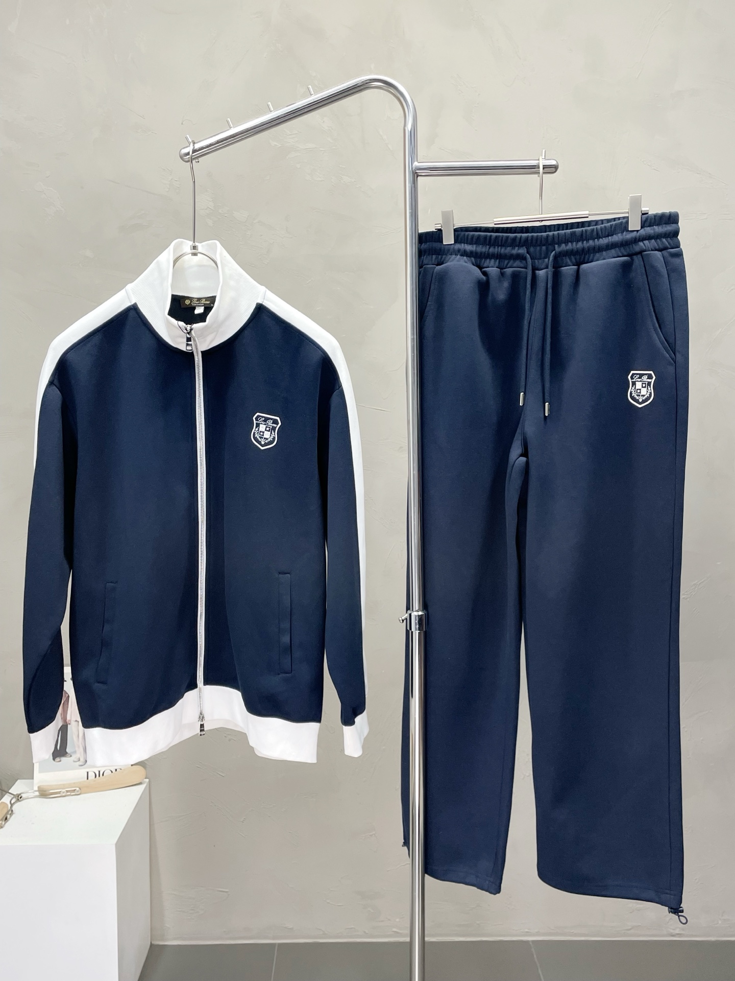 NO:518480,/Set.LP-Loro Piana exclusively offers the same sweatshirt set for the new counter, full of high-end feel!  The details are exquisite and high-end, and the workmanship is impeccable!  Imported fabrics are three-dimensional, exquisite and delicate. The original high-end double-sided jersey fabrics are very high-end!  Original zipper!  The fabric is crisp, wrinkle-resistant, wear-resistant, moisture absorption, quick drying and breathable, neat and stylish. The code number S-3XL, loro piana, loro piana, hoodie, sweatshirts, alexander wang19860909/套.LP-Loro Piana诺悠翩雅独家专供新款专柜同款卫衣套装,高级感满满！细节精致高档,做工无可挑剔！进口面料 立体精致细腻.原版高端双面平纹针织面料很显高级！原版拉链！面料挺括抗皱耐磨,吸湿速干透气,利落有型.码数S-3XL,,loro piana,loro piana,hoodie,sweatshirts,alexander wang,Men's clothing