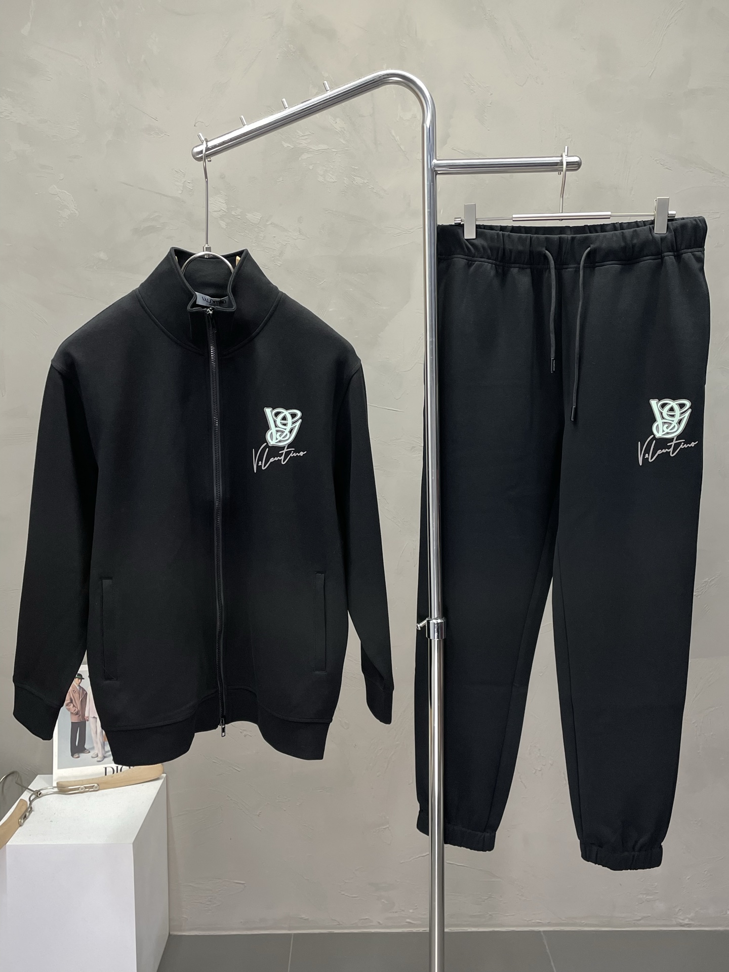 NO:518477,Tops and trousers P.VALENTINO exclusively offers the same style of the new counter, breathable, comfortable and casual!  Full of high-end feeling!  The details are exquisite and high-end, and the workmanship is impeccable!  The original high-end fabric looks high-end!  The fabric is soft, delicate and comfortable, moisture absorption, quick drying, breathable, neat and stylish. The code number M-3XL, valentino, valentino, alexander wang19860909上衣、长裤P.VALENTINO华伦天奴独家专供新款专柜同款套装,透气舒适休闲！高级感满满！细节精致高档,做工无可挑剔！原版高端面料很显高级！面料柔软细腻舒适 吸湿速干透气,利落有型.码数M-3XL,,valentino,valentino,alexander wang,Men's clothing