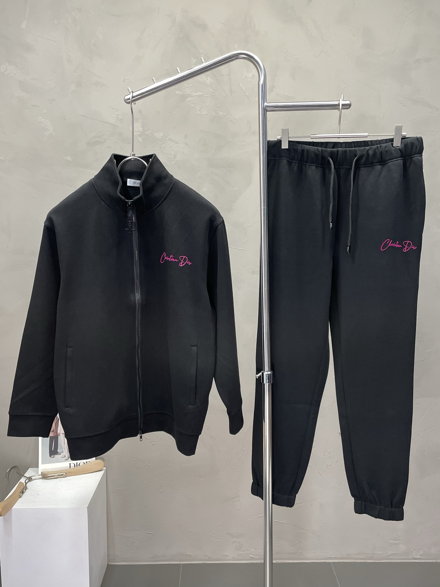 NO:512868,Tops and trousers P.Dior exclusively offers the same style of the new counter, breathable, comfortable and casual!  Full of high-end feeling!  The details are exquisite and high-end, and the workmanship is impeccable!  The original high-end fabric looks high-end!  The fabric is soft, delicate and comfortable, moisture absorption, quick drying, breathable, neat and stylish. The code number M-3XL, dior, dior, alexander wang19860909上衣、长裤P.Dior迪奥独家专供新款专柜同款套装,透气舒适休闲！高级感满满！细节精致高档,做工无可挑剔！原版高端面料很显高级！面料柔软细腻舒适 吸湿速干透气,利落有型.码数M-3XL,,dior,dior,alexander wang,Men's clothing