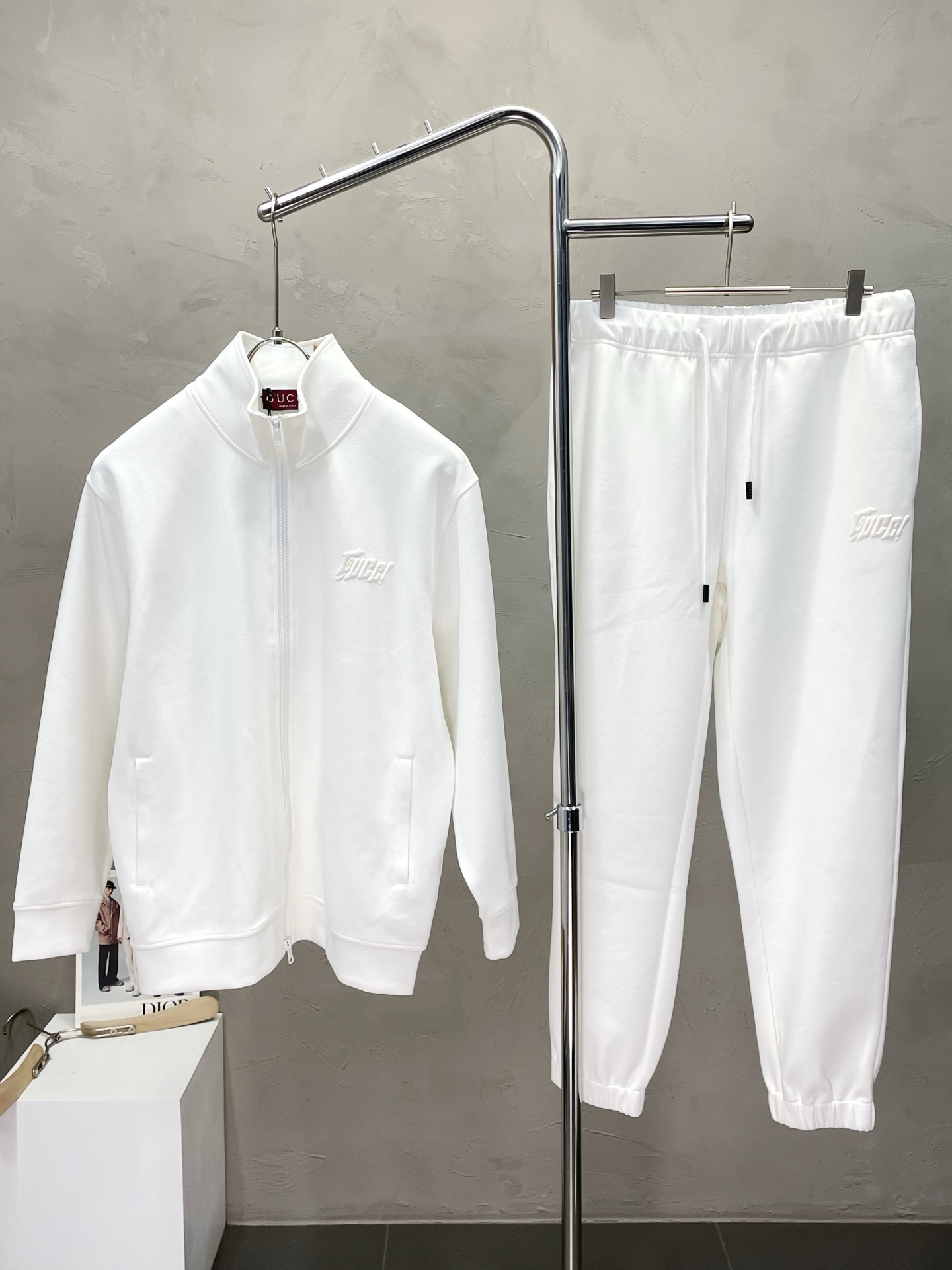 NO:518486,Tops and trousers P. Gucci exclusively offers the same style of the new counter, breathable, comfortable and casual!  Full of high-end feeling!  The details are exquisite and high-end, and the workmanship is impeccable!  The original high-end fabric looks high-end!  The fabric is soft, delicate and comfortable, moisture absorption, quick drying, breathable, neat and stylish. The code number M-3XL, gucci, gucci, alexander wang19860909上衣、长裤P.Gucci古驰独家专供新款专柜同款套装,透气舒适休闲！高级感满满！细节精致高档,做工无可挑剔！原版高端面料很显高级！面料柔软细腻舒适 吸湿速干透气,利落有型.码数M-3XL,,gucci,gucci,alexander wang,Men's clothing