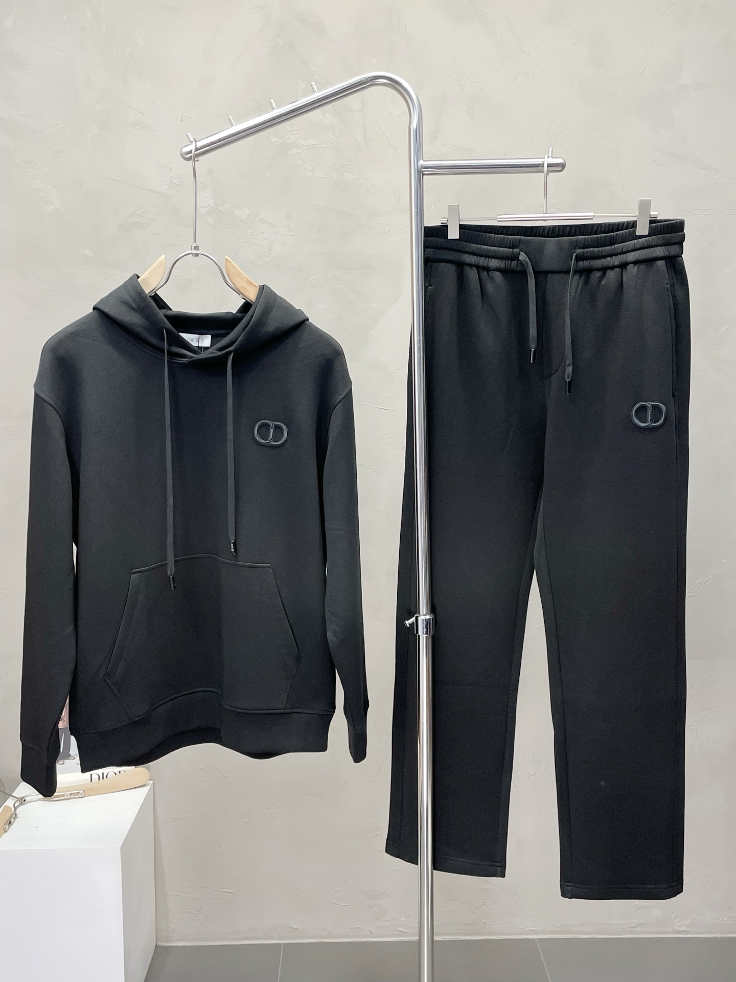 NO:512871,Tops and trousers. Dior exclusively offers the same style of the new counter, breathable, comfortable and casual!  Full of high-end feeling!  The details are exquisite and high-end, and the workmanship is impeccable!  The original high-end fabric looks high-end!  The fabric is soft, delicate and comfortable, moisture absorption, quick drying, breathable, neat and stylish. The code number M-3XL, dior, dior, alexander wang19860909上衣、长裤.Dior迪奥独家专供新款专柜同款套装,透气舒适休闲！高级感满满！细节精致高档,做工无可挑剔！原版高端面料很显高级！面料柔软细腻舒适 吸湿速干透气,利落有型.码数M-3XL,,dior,dior,alexander wang,Men's clothing