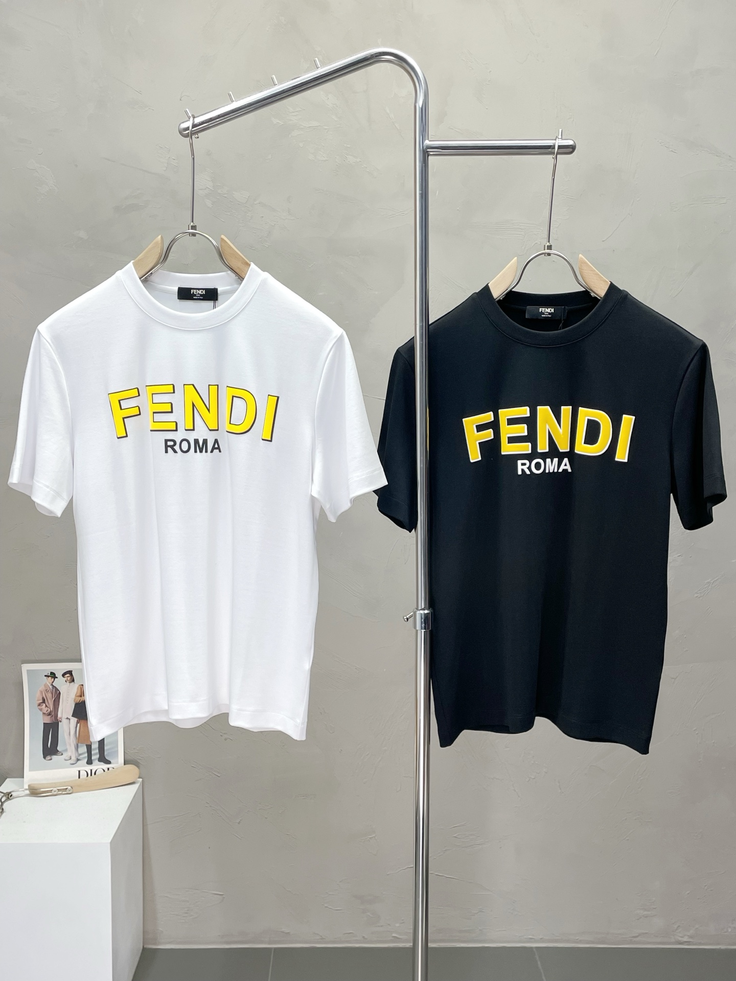 NO:512858,.FENDI exclusively offers new original single men's casual short sleeves, high-end customization, high-end version, fashionable and versatile imported fabric, super soft and delicate, skin-friendly and comfortable to wear, high-end boutique, OEM, fine-made, very good for the upper body, men's essential items, complete three standards, M-4XL,,fendi,fendi,T-shirt,alexander wang19860909.FENDI芬迪独家专供新款原单男士休闲短袖 高端定制 高端版本 时尚百搭爆款进口面料 手感超柔软细腻 穿着亲肤舒适 高端精品 代工厂精细做上身非常赞 男士必备单品 三标齐全 码数M-4XL,,fendi,fendi,T-shirt,alexander wang,Men's clothing