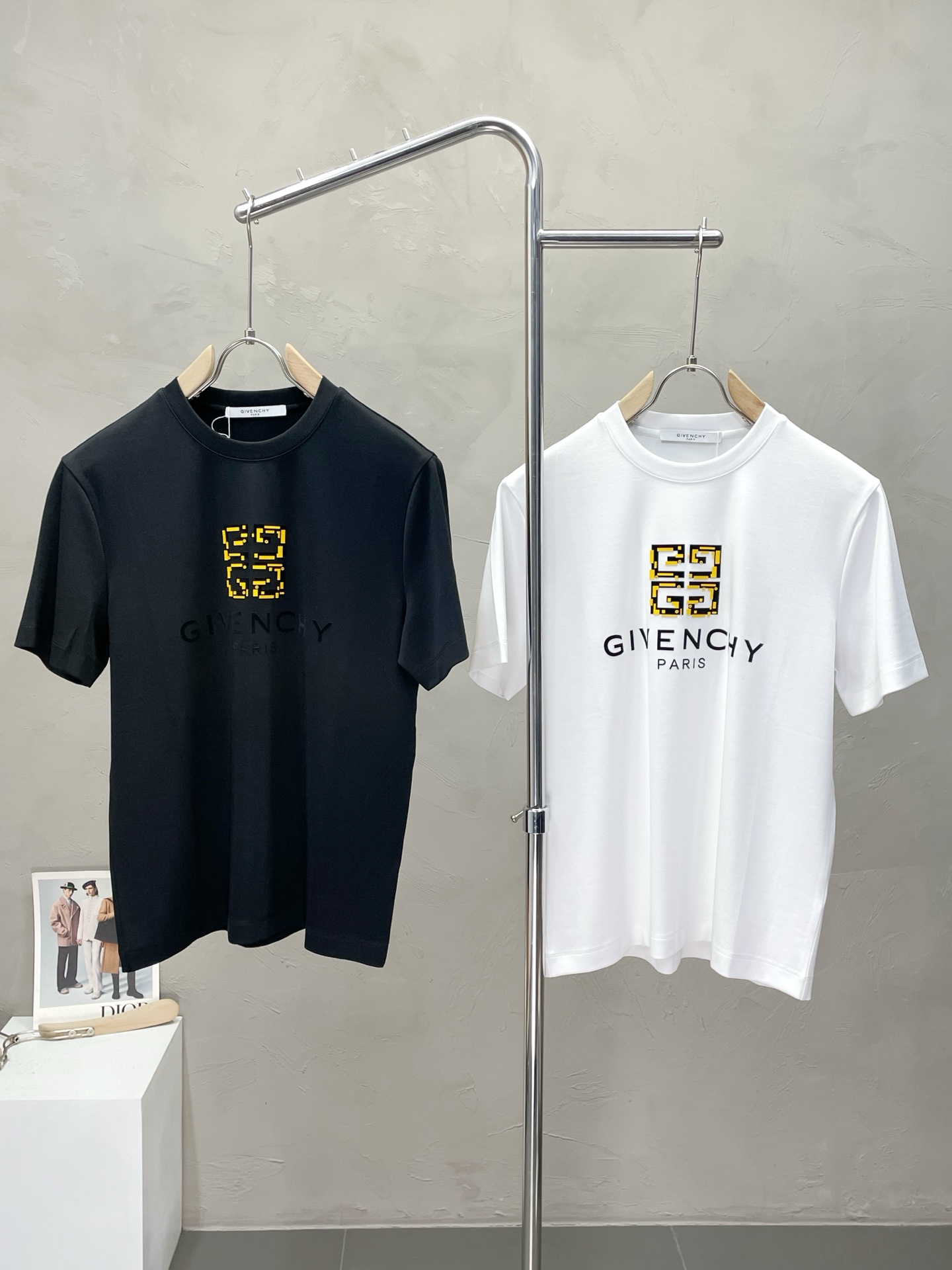 NO:518536,.GIVENCHY exclusively offers new original single men's casual short sleeves, high-end customization, high-end version, fashionable and versatile imported fabric, super soft and delicate, skin-friendly and comfortable to wear, high-end boutique, OEM, fine-made, very good for the upper body, men's essential items, complete three standards, code M-4XL, given, given, given, T-shirt, alexander wang19860909.GIVENCHY纪梵希独家专供新款原单男士休闲短袖 高端定制 高端版本 时尚百搭爆款进口面料 手感超柔软细腻 穿着亲肤舒适 高端精品 代工厂精细做上身非常赞 男士必备单品 三标齐全 码数M-4XL,,givenchy,givenchy,T-shirt,alexander wang,Men's clothing