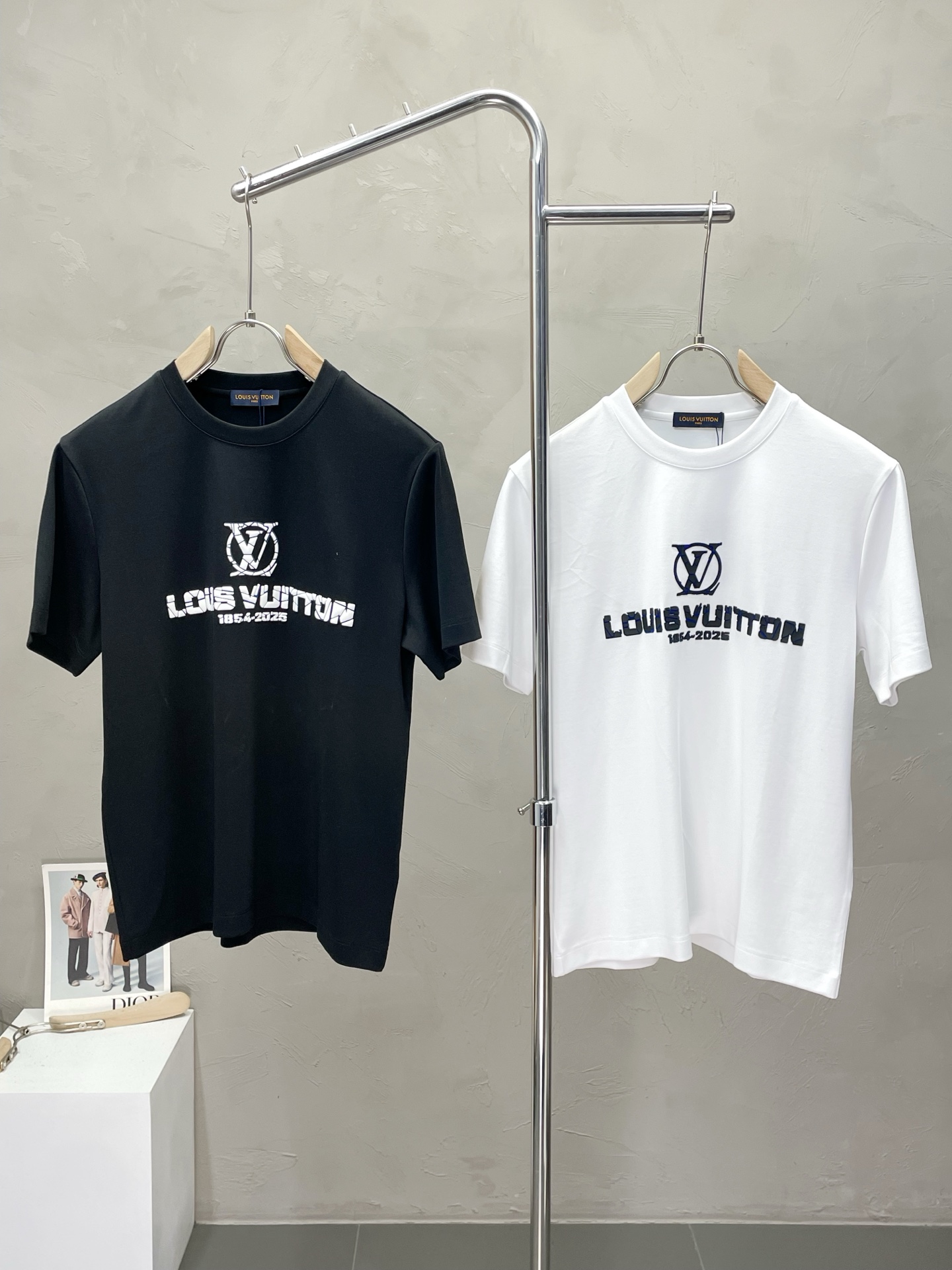 NO:514306,.Louis Vuitton exclusively offers new original single men's casual short sleeves, high-end customization, high-end version, fashionable and versatile imported fabric, super soft and delicate, skin-friendly and comfortable to wear, high-end boutique, OEM, fine-made top body, very good, men's essential items, three standards, complete code M-4XL,,louis vuitton,louis vuitton,T-shirt,alexander wang19860909.Louis Vuitton路易威登独家专供新款原单男士休闲短袖 高端定制 高端版本 时尚百搭爆款进口面料 手感超柔软细腻 穿着亲肤舒适 高端精品 代工厂精细做上身非常赞 男士必备单品 三标齐全 码数M-4XL,,louis vuitton,louis vuitton,T-shirt,alexander wang,Men's clothing