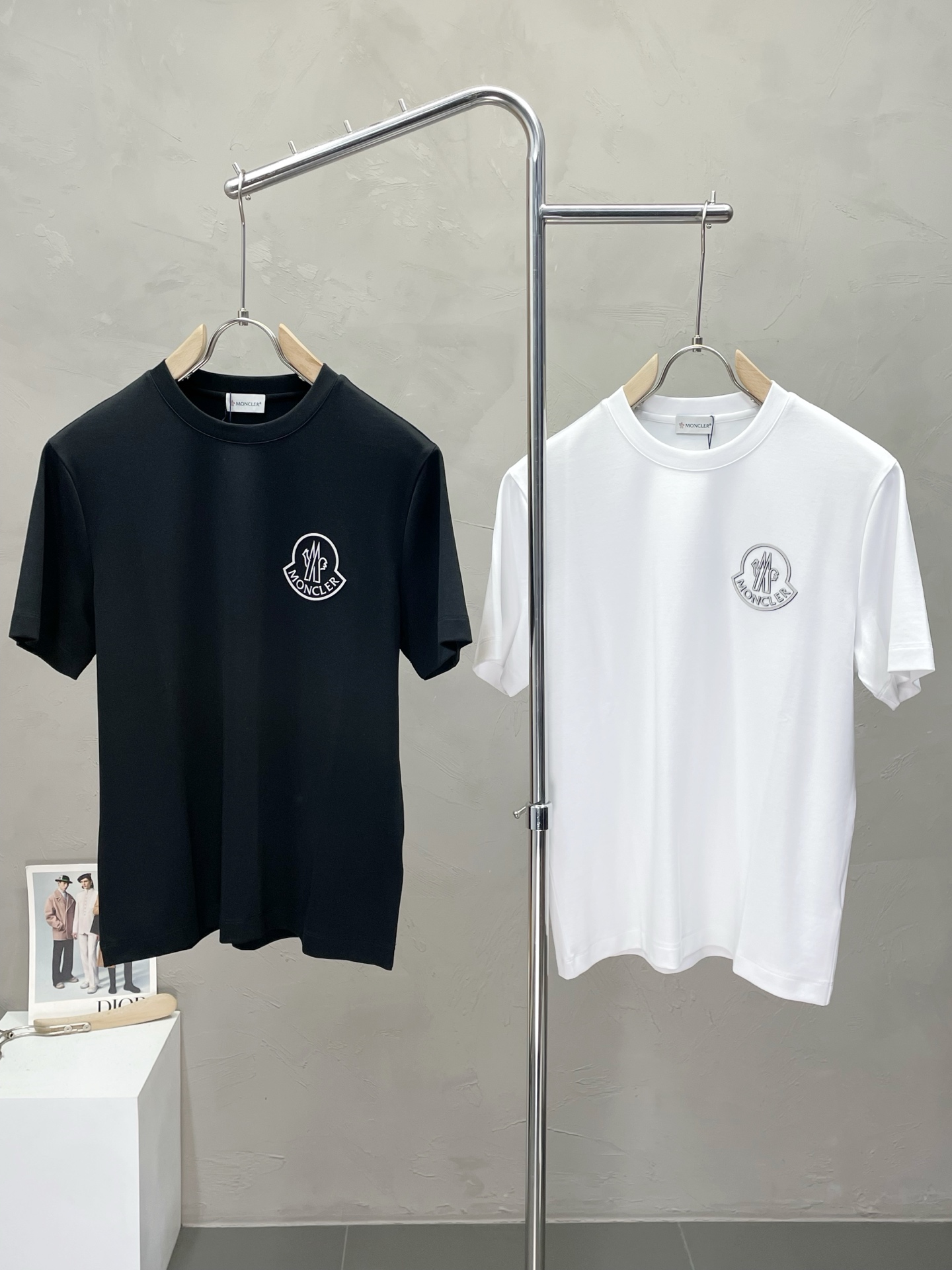 NO:512860,.Moncler mask exclusively provides new original single men's casual short sleeves, high-end customization, high-end version, fashionable and versatile imported fabric, super soft and delicate, skin-friendly and comfortable to wear, high-end boutique, OEM factory fine-made top body, very good men's essential items, three standards, code M-4XL,,Moncler, T-shirt, alexander wang19860909.Moncler蒙口独家专供新款原单男士休闲短袖 高端定制 高端版本 时尚百搭爆款进口面料 手感超柔软细腻 穿着亲肤舒适 高端精品 代工厂精细做上身非常赞 男士必备单品 三标齐全 码数M-4XL,,Moncler,T-shirt,alexander wang,Men's clothing