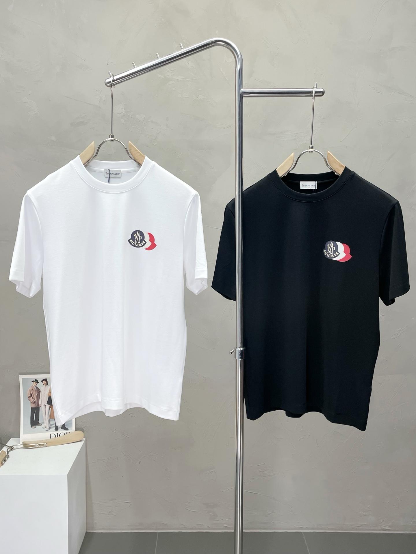 NO:518510,.Moncler mask exclusively provides new original single men's casual short sleeves, high-end customization, high-end version, fashionable and versatile imported fabric, super soft and delicate, skin-friendly and comfortable to wear, high-end boutique, OEM factory fine-made top body, very good men's essential items, three standards, code M-4XL,,Moncler, T-shirt, alexander wang19860909.Moncler蒙口独家专供新款原单男士休闲短袖 高端定制 高端版本 时尚百搭爆款进口面料 手感超柔软细腻 穿着亲肤舒适 高端精品 代工厂精细做上身非常赞 男士必备单品 三标齐全 码数M-4XL,,Moncler,T-shirt,alexander wang,Men's clothing