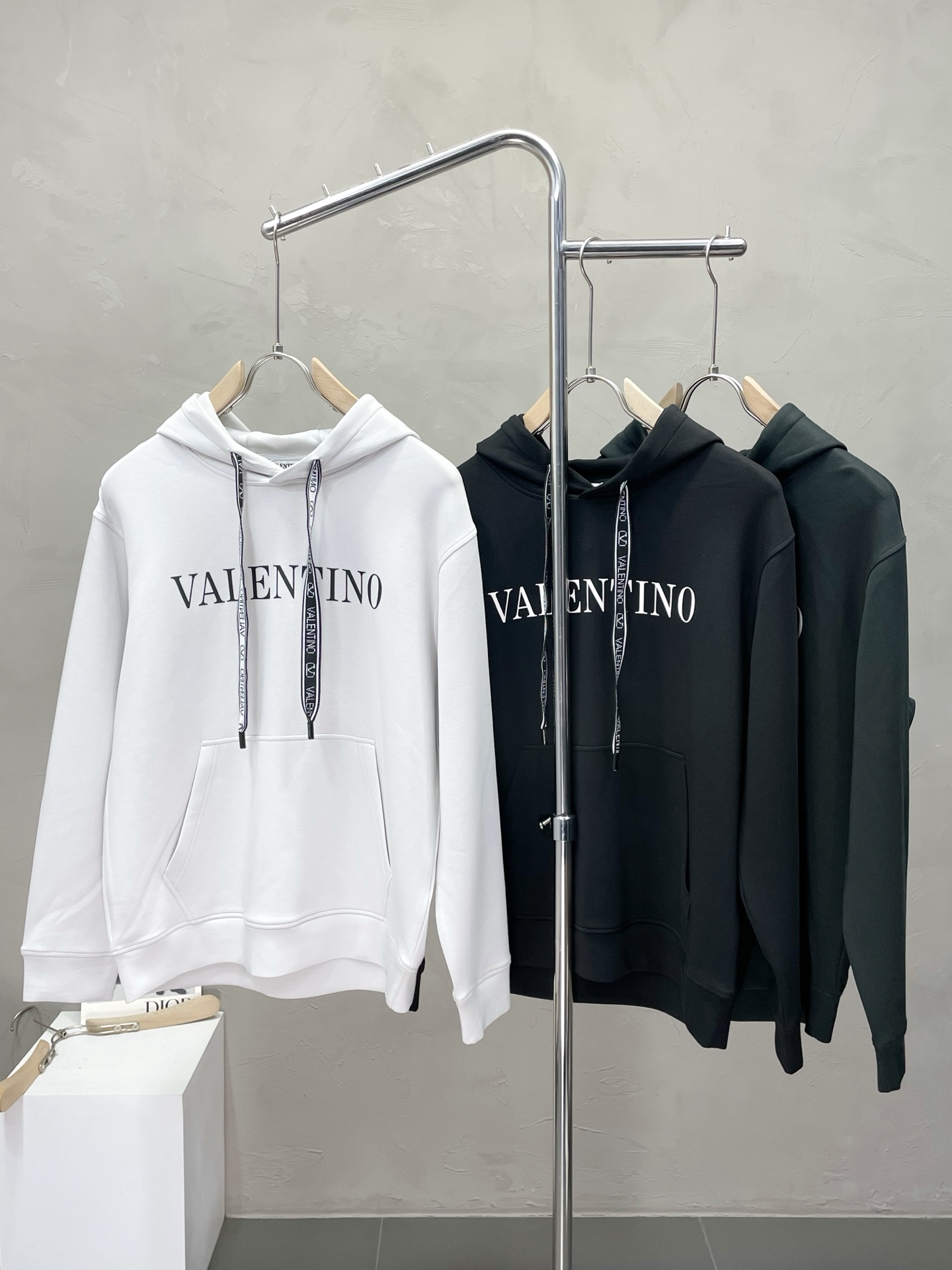 NO:518508,.VALENTINO exclusively offers new original single men's casual hooded sweatshirts, high-end customization, high-end version, fashionable and versatile, original imported fabric, logo pattern design, super soft and delicate, skin-friendly and comfortable to wear, high-end boutique, OEM, fine-made top body, very good, men's essential items, three-standard size M-3XL,,valentino,valentino,hoodie,sweatshirts,hats,alexander wang19860909.VALENTINO华伦天奴独家专供新款原单男士休闲连帽卫衣 高端定制 高版本 时尚百搭爆款原版进口面料 logo图案设计 手感超柔软细腻 穿着亲肤舒适 高端精品 代工厂精细做上身非常赞 男士必备单品 三标齐全 尺码M-3XL,,valentino,valentino,hoodie,sweatshirts,hats,alexander wang,Men's clothing