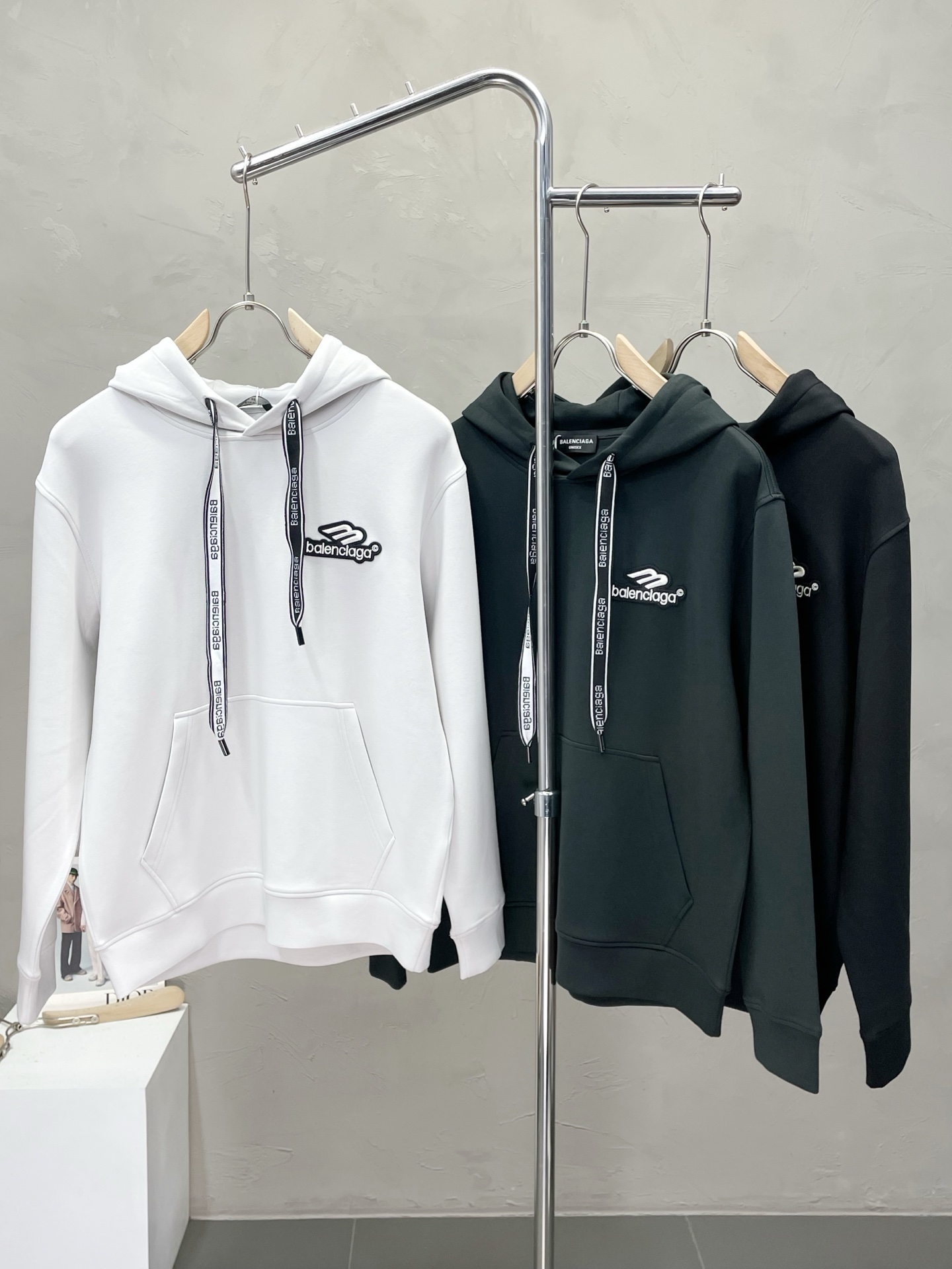 NO:518491,.Balenciaga exclusively offers new original single men's casual hooded sweatshirts, high-end customization, high-end version, fashionable and versatile, original imported fabric, logo pattern design, super soft and delicate, skin-friendly and comfortable to wear, high-end boutique, OEM, fine-made top body, very good, men's essential items, three-standard size M-3XL,,balenciaga,balenciaga,hoodie,sweatshirts,hats,alexander wang19860909.Balenciaga巴黎世家独家专供新款原单男士休闲连帽卫衣 高端定制 高版本 时尚百搭爆款原版进口面料 logo图案设计 手感超柔软细腻 穿着亲肤舒适 高端精品 代工厂精细做上身非常赞 男士必备单品 三标齐全 尺码M-3XL,,balenciaga,balenciaga,hoodie,sweatshirts,hats,alexander wang,Men's clothing