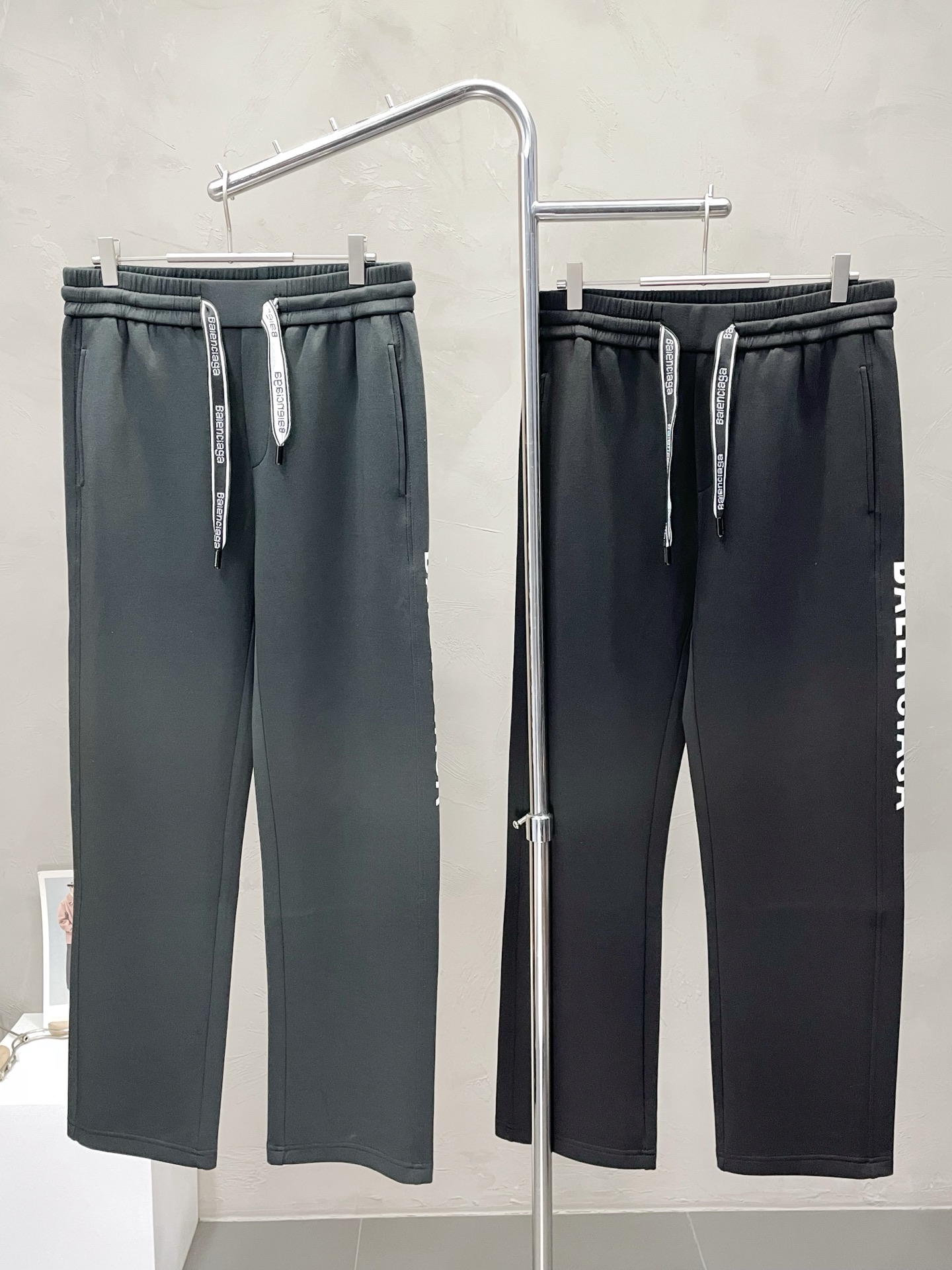 NO:518488,.Balenciga exclusively offers new casual pants, high-end version!  Customized fabrics for counters are breathable and comfortable, with impeccable details, and the brand element design concept reflects high quality. The feel is delicate and soft!  It is casually cut, with a great upper body style!  Number of codes: M-3XL, balenciaga, balenciaga, alexander wang19860909.Balenciga巴黎世家独家专供新款休闲裤 高端版本！专柜定制面料 透气舒适度高,细节无可挑剔,品牌元素设计理念,体现高品质.手感细腻柔软！呈现休闲裁剪,上身版型超赞！码数: M-3XL,,balenciaga,balenciaga,alexander wang,Men's clothing