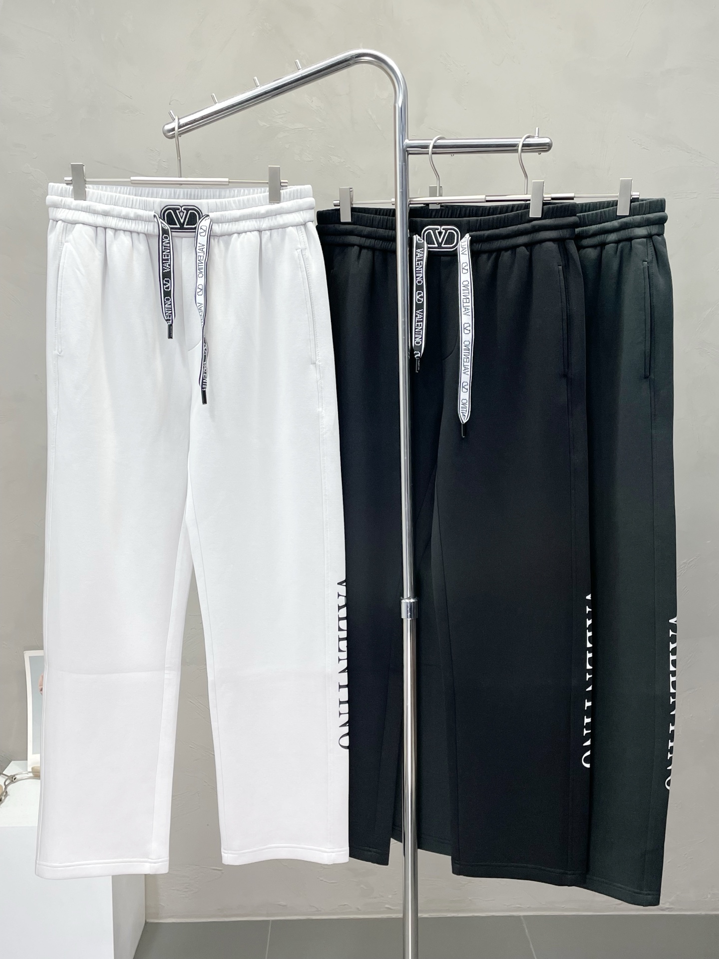 NO:518462,.VALENTINO Valentino exclusively for new casual pants, high-end version!  Customized fabrics for counters are breathable and comfortable, with impeccable details, and the brand element design concept reflects high quality. The feel is delicate and soft!  It is casually cut, with a great upper body style!  Number of codes: M-3XL, valentino, valentino, alexander wang19860909.VALENTINO华伦天奴独家专供新款休闲裤 高端版本！专柜定制面料 透气舒适度高,细节无可挑剔,品牌元素设计理念,体现高品质.手感细腻柔软！呈现休闲裁剪,上身版型超赞！码数: M-3XL,,valentino,valentino,alexander wang,Men's clothing