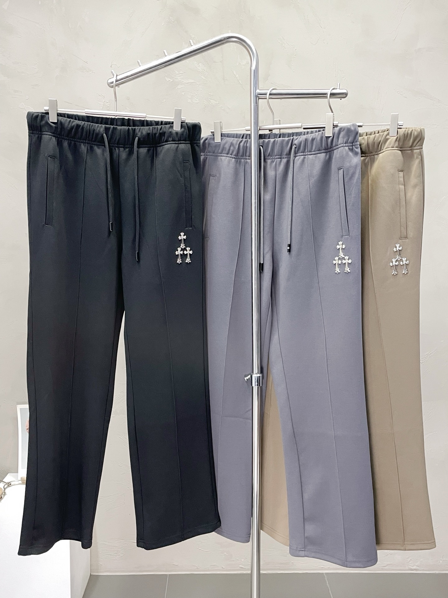 NO:512859,.Chrome hearts exclusively for new casual pants, high-end version!  Customized fabrics for counters are breathable and comfortable, with impeccable details, and the brand element design concept reflects high quality. The feel is delicate and soft!  It is casually cut, with a great upper body style!  Number of codes: M-3XL, chrome hearts, chrome hearts, alexander wang19860909.Chrome hearts克罗心独家专供新款休闲裤 高端版本！专柜定制面料 透气舒适度高,细节无可挑剔,品牌元素设计理念,体现高品质.手感细腻柔软！呈现休闲裁剪,上身版型超赞！码数: M-3XL,,chrome hearts,chrome hearts,alexander wang,Men's clothing