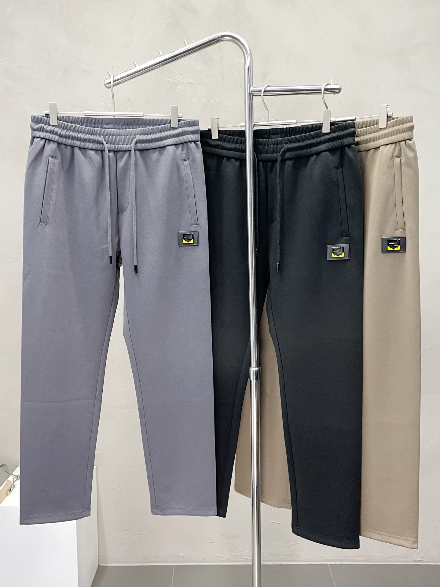 NO:518465,.FENDI exclusively offers new casual pants, high-end version!  Customized fabrics for counters are breathable and comfortable, with impeccable details, and the brand element design concept reflects high quality. The feel is delicate and soft!  It is casually cut, with a great upper body style!  Number of codes: M-3XL, fendi, fendi, alexander wang19860909.FENDI芬迪独家专供新款休闲裤 高端版本！专柜定制面料 透气舒适度高,细节无可挑剔,品牌元素设计理念,体现高品质.手感细腻柔软！呈现休闲裁剪,上身版型超赞！码数: M-3XL,,fendi,fendi,alexander wang,Men's clothing