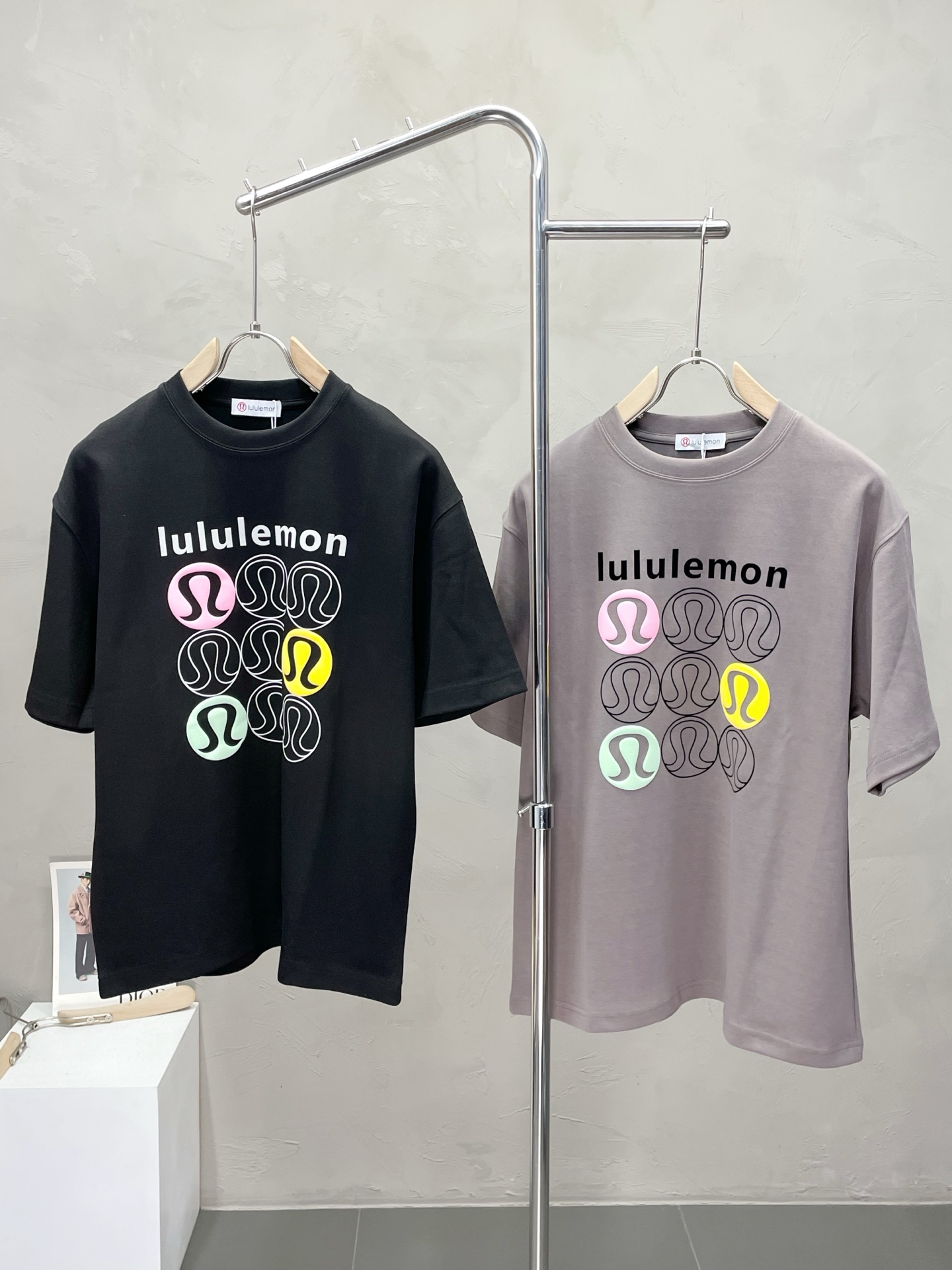 NO:518522,.Lululemon exclusively offers new original single men's casual spring and summer short sleeves, high-end customization, high-end version, fashionable and versatile imported fabric, super soft and delicate, skin-friendly and comfortable to wear, high-end boutique, OEM, fine-made top body, very good, men's essential items, three standards, M-2XL, T-shirt, alexander wang19860909.Lululemon露露乐蒙独家专供新款原单男士休闲春夏短袖 高端定制 高端版本 时尚百搭爆款进口面料 手感超柔软细腻 穿着亲肤舒适 高端精品 代工厂精细做上身非常赞 男士必备单品 三标齐全 码数M-2XL,,T-shirt,alexander wang,Men's clothing