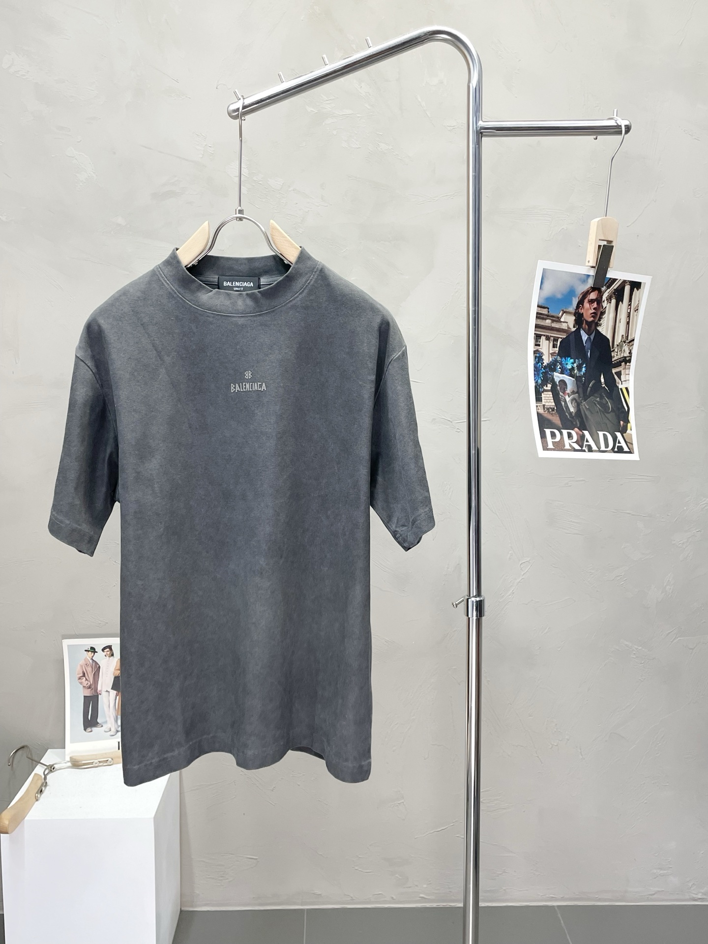 NO:518513,.Balenciaga exclusively offers new original single men's casual spring and summer short sleeves, high-end customization, high-end version, fashionable and versatile imported fabric, super soft and delicate, skin-friendly and comfortable to wear, high-end boutique, OEM, fine-made top body, very good, men's essential items, three standards, code M-2XL,,balenciaga,balenciaga,T-shirt,alexander wang19860909.Balenciaga巴黎世家独家专供新款原单男士休闲春夏短袖 高端定制 高端版本 时尚百搭爆款进口面料 手感超柔软细腻 穿着亲肤舒适 高端精品 代工厂精细做上身非常赞 男士必备单品 三标齐全 码数M-2XL,,balenciaga,balenciaga,T-shirt,alexander wang,Men's clothing