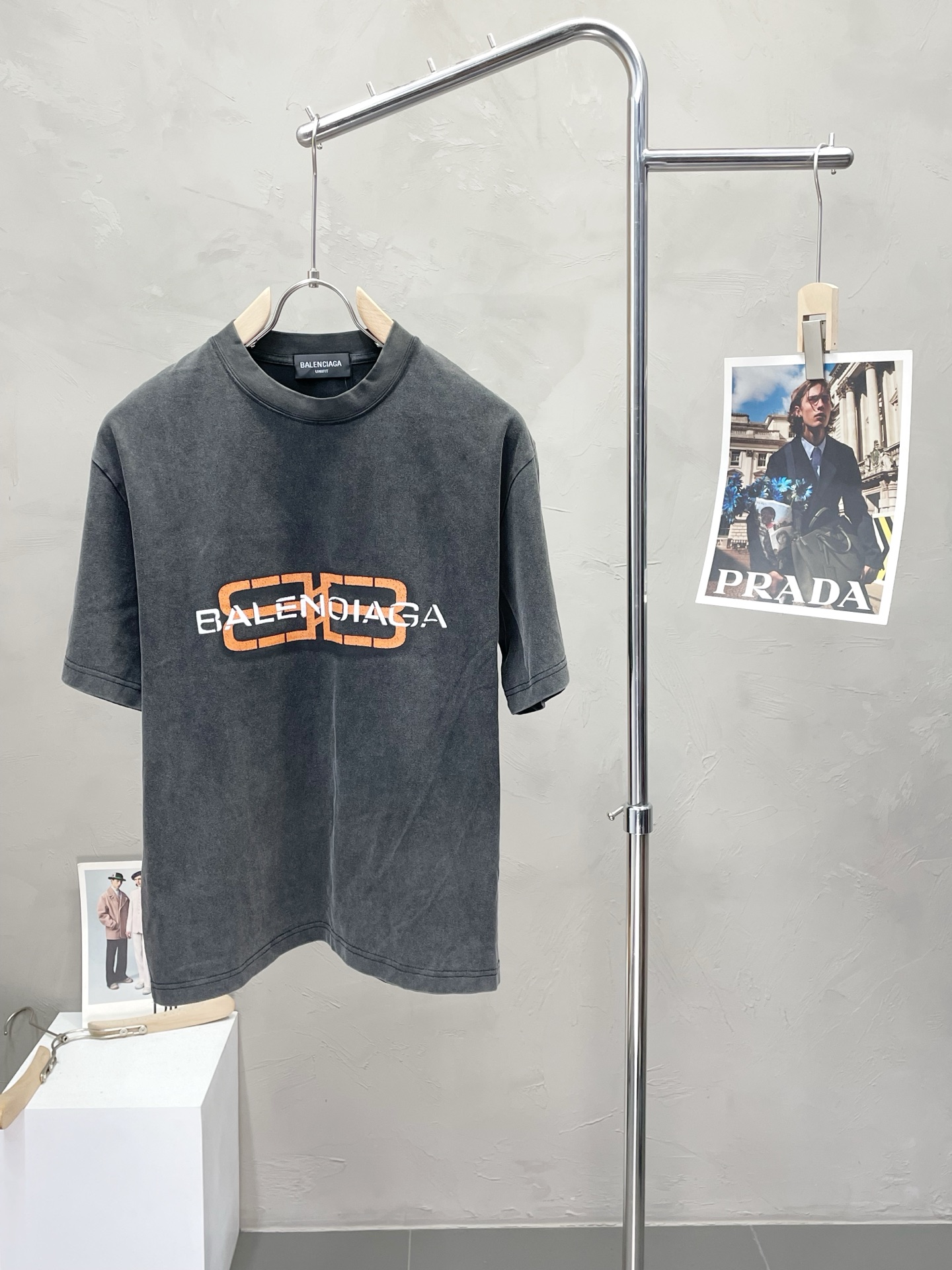 NO:518507,.Balenciaga exclusively offers new original single men's casual spring and summer short sleeves, high-end customization, high-end version, fashionable and versatile imported fabric, super soft and delicate, skin-friendly and comfortable to wear, high-end boutique, OEM, fine-made top body, very good, men's essential items, three standards, code M-2XL,,balenciaga,balenciaga,T-shirt,alexander wang19860909.Balenciaga巴黎世家独家专供新款原单男士休闲春夏短袖 高端定制 高端版本 时尚百搭爆款进口面料 手感超柔软细腻 穿着亲肤舒适 高端精品 代工厂精细做上身非常赞 男士必备单品 三标齐全 码数M-2XL,,balenciaga,balenciaga,T-shirt,alexander wang,Men's clothing