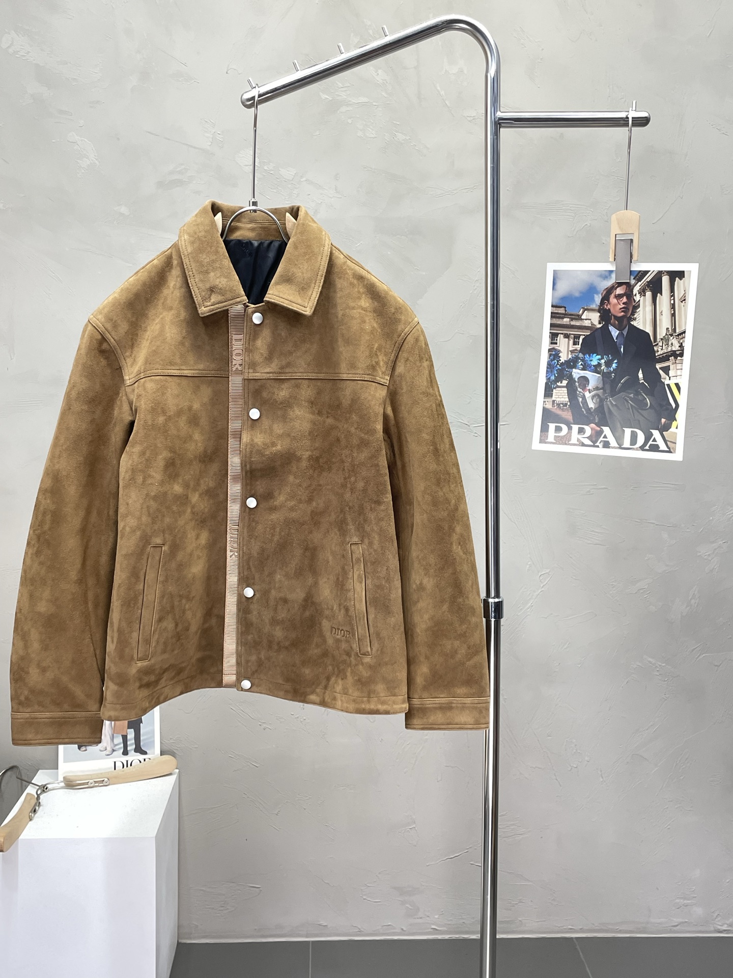 NO:518537,.Leather Jacket - Dior exclusively offers the latest autumn and winter leather jackets. Classic design and beautiful leather jackets. Imported leather imported fabrics. The quality is even more unscrupulous. You can buy it directly. You can't get it wrong! Through the detailed pictures, you can feel its powerful aura, and the warm-concentration effect is significant, so you don’t have to worry about the chill at all! It is both fashionable and functional, and the whole style looks more luxurious and elegant! Size M-3XL,,dior,dior,jackets & coats,jackets & coats,leather jacket,alexander wang19860909.皮衣- Dior迪奥独家专供最新秋冬皮夹克外套 经典设计与颜值爆棚的皮衣 进口皮进口面料 品质更是无法挑剔品控可以直接入手,不容过错的高端臻品！通过细节图片便可感受到它强悍的气场,聚温保暖效果显著,完全不用担心会有一点寒意！时尚与功能性兼备,整款显得更加的奢华大气！ 尺码M-3XL,,dior,dior,jackets & coats,jackets & coats,leather jacket,alexander wang,Men's clothing