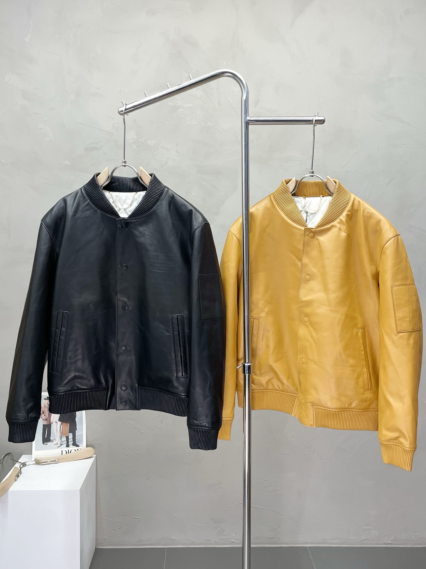 NO:518512,.Leather Jackets - Louis Vuitton exclusively offers the latest autumn and winter leather jackets. Classic design and beautiful leather jackets. Imported leather imported fabrics. The quality is even more unscrupulous. You can buy it directly. You can't get it wrong! Through the detailed pictures, you can feel its powerful aura, and the warm-concentration effect is significant, so you don’t have to worry about the chill at all! It is both fashionable and functional, and the whole style looks more luxurious and elegant! Size M-3XL, louis vuitton,louis vuitton,jackets & coats,jackets & coats,leather jacket,alexander wang19860909.皮衣- Louis Vuitton路易威登独家专供最新秋冬皮夹克外套 经典设计与颜值爆棚的皮衣 进口皮进口面料 品质更是无法挑剔品控可以直接入手,不容过错的高端臻品！通过细节图片便可感受到它强悍的气场,聚温保暖效果显著,完全不用担心会有一点寒意！时尚与功能性兼备,整款显得更加的奢华大气！ 尺码M-3XL,,louis vuitton,louis vuitton,jackets & coats,jackets & coats,leather jacket,alexander wang,Men's clothing