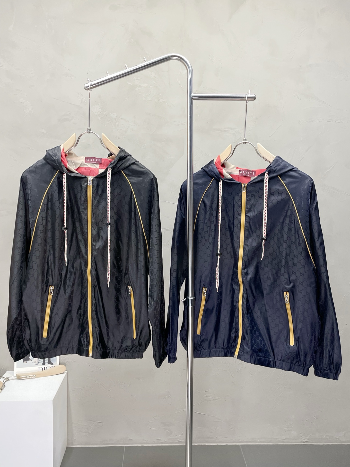 NO:518499,.Gucci exclusively offers new original single men's casual thin jackets. Spring and autumn new styles. Breathable and comfortable. High-end customization. High-end version. Fashionable and versatile imported fabrics. Super soft and delicate touch. Comfortable skin-friendly and comfortable. High-end boutique. OEM is very good. Men's essential items. Complete three standards. Number of codes M-3XL,,gucci,gucci,jackets & coats,alexander wang.19860909.Gucci古驰独家专供新款原单男士休闲薄夹克 春秋新款 透气舒适 高端定制 高版本 时尚百搭爆款进口面料 手感超柔软细腻 穿着亲肤舒适 高端精品 代工厂精细做上身非常赞 男士必备单品 三标齐全 码数M-3XL,,gucci,gucci,jackets & coats,alexander wang,Men's clothing