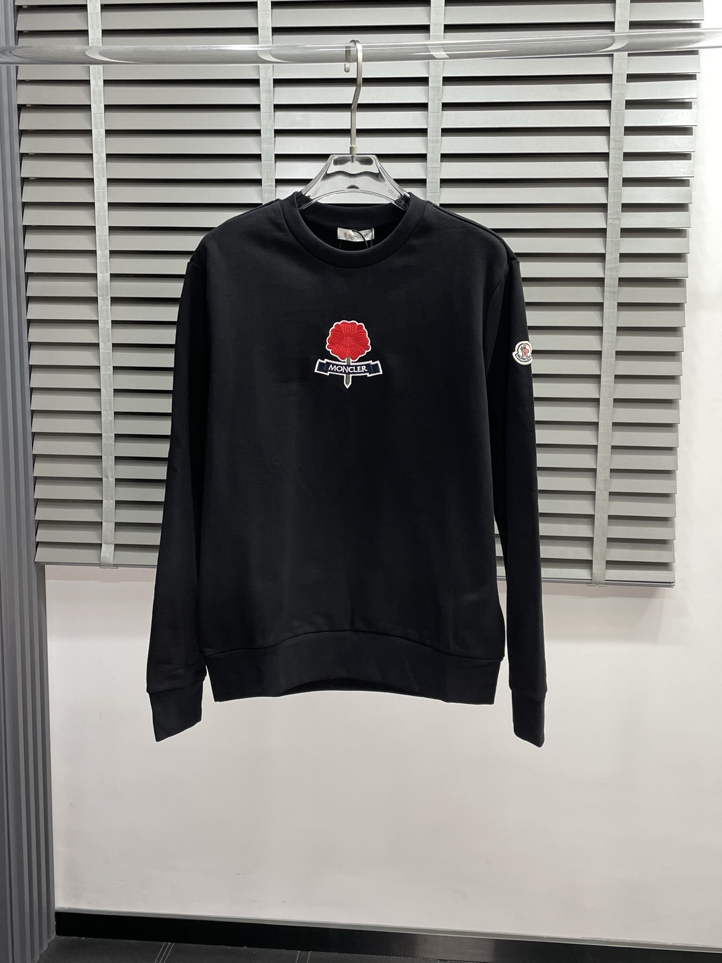 NO:516939,.Moncler's hooded exclusively for the latest fashionable sweatshirts. A jacket with a classic design and great appearance, and the quality is even more unscrupulous. You can buy it directly. You can't get it wrong! Through the detailed pictures, you can feel its powerful aura, and the warm-concentration effect is significant, so you don’t have to worry about the chill at all! It is both fashionable and functional, and the whole style looks more luxurious and elegant! Size S-XL, Moncler, hoodie, sweatshirts, jackets & coats, alexander wang19860909.Moncler蒙口独家专供最新时尚卫衣 经典设计感与颜值爆棚的外套,品质更是无法挑剔品控可以直接入手,不容过错的高端臻品！通过细节图片便可感受到它强悍的气场,聚温保暖效果显著,完全不用担心会有一点寒意！时尚与功能性兼备,整款显得更加的奢华大气！ 尺码S-XL,,Moncler,hoodie,sweatshirts,jackets & coats,alexander wang,Men's clothing