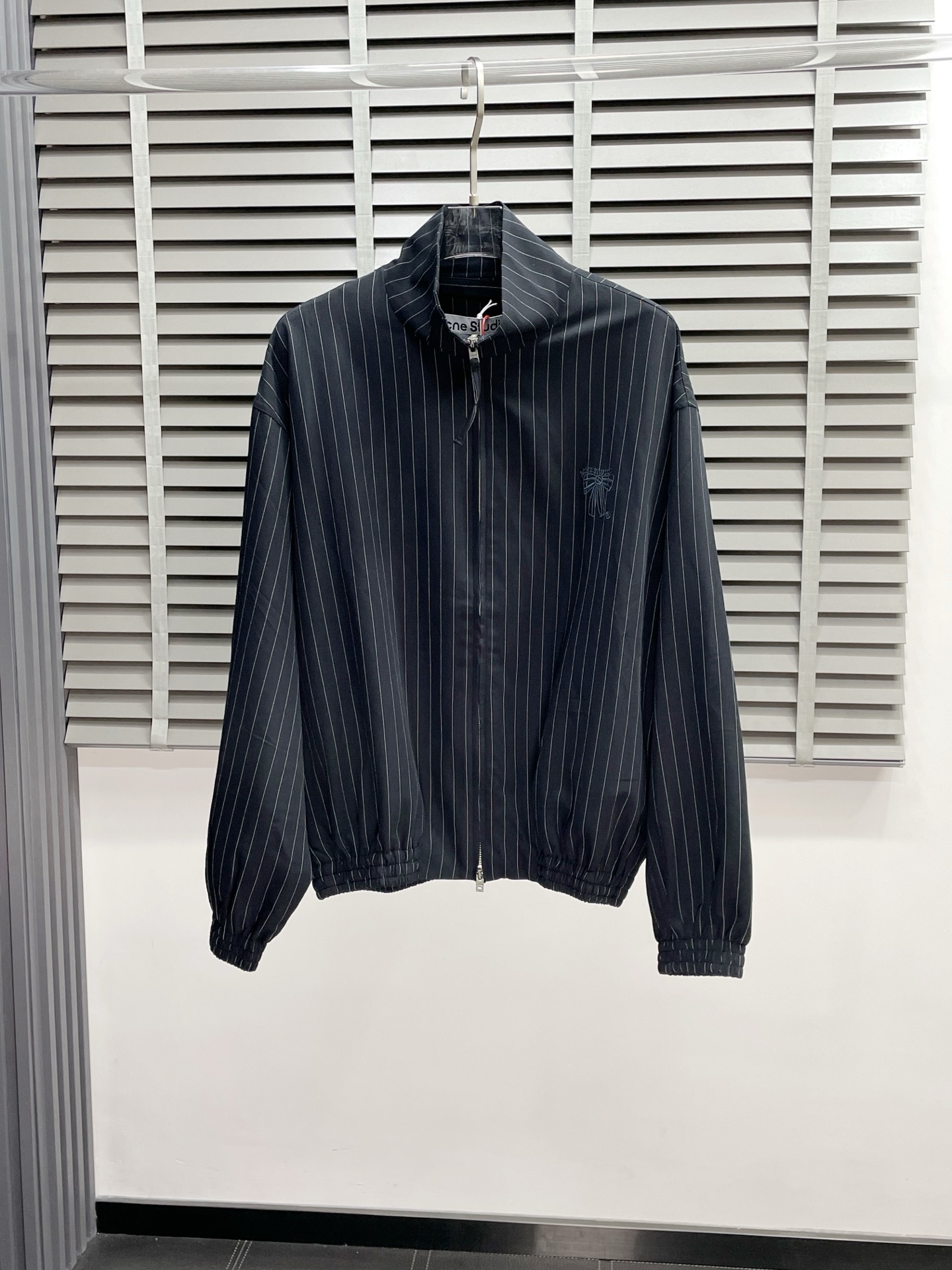 NO:516950,.Acne Studios exclusively offers the latest fashionable jackets. A jacket with a classic design and great appearance. It is even more difficult to pick and control. You can buy it directly. It is a high-end quality product that cannot be missed! Through the detailed pictures, you can feel its powerful aura, and the warm-concentration effect is significant, so you don’t have to worry about the chill at all! It is both fashionable and functional, and the whole style looks more luxurious and elegant! Size 44.46.48.50,acne studios,dior,jackets & coats,alexander wang19860909.Acne Studios独家专供最新时尚外套 经典设计感与颜值爆棚的外套,品质更是无法挑剔品控可以直接入手,不容过错的高端臻品！通过细节图片便可感受到它强悍的气场,聚温保暖效果显著,完全不用担心会有一点寒意！时尚与功能性兼备,整款显得更加的奢华大气！ 尺码44.46.48.50,,acne studios,dior,jackets & coats,alexander wang,Men's clothing