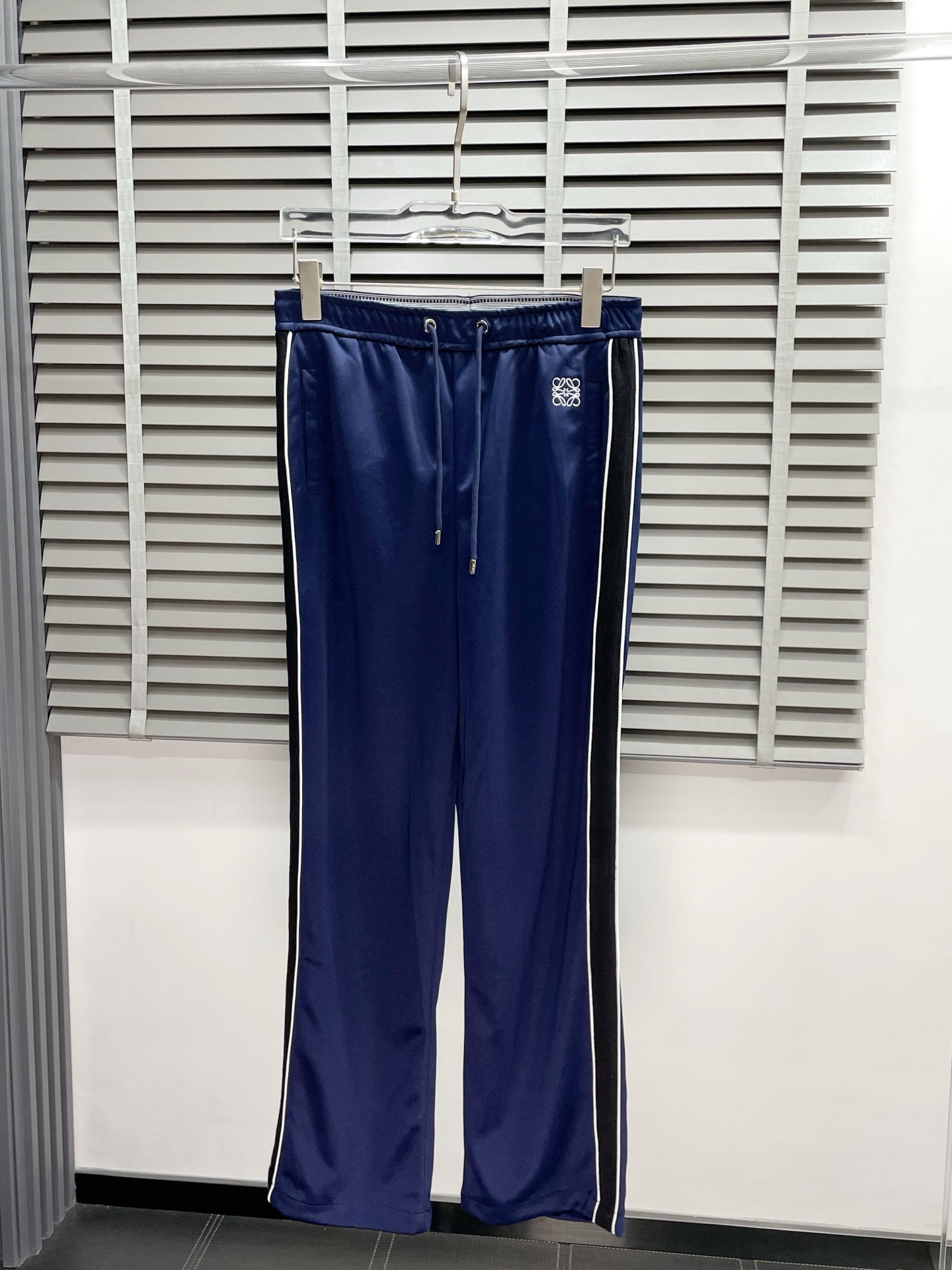 NO:516924,.LOEWE exclusively available for new spring and summer casual pants high-end version!  Customized fabrics for counters are breathable and comfortable, with impeccable details, and the brand element design concept reflects high quality. Logo pattern, delicate and soft feel!  It is casually cut, with a great upper body style!  S-XL, loewe, loewe, alexander wang19860909.LOEWE罗意威独家专供新款 春夏休闲裤 高端版本！专柜定制面料 透气舒适度高,细节无可挑剔,品牌元素设计理念,体现高品质.logo图案,手感细腻柔软！呈现休闲裁剪,上身版型超赞！码数S-XL,,loewe,loewe,alexander wang,Men's clothing