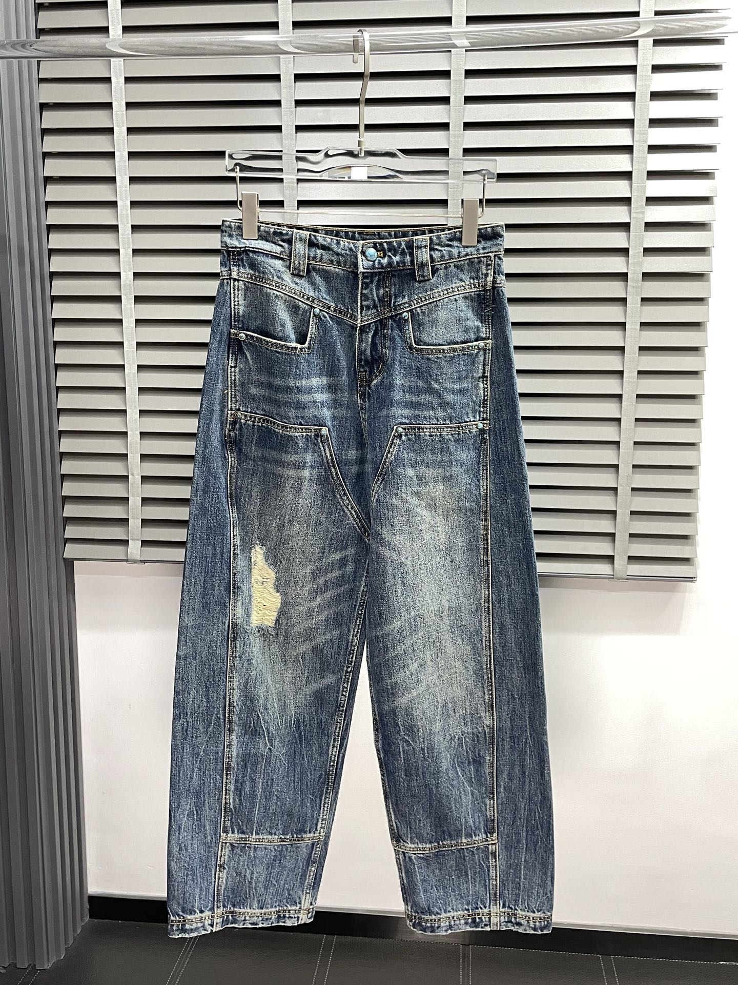 NO:516965,.Louis Vuitton exclusively for new casual wide-leg jeans high-end version!  Customized fabrics for counters are breathable and comfortable, with impeccable details, and the brand element design concept reflects high quality. The feel is delicate and soft!  It is casually cut, with a great upper body style!  Count 30.32.34.36, louis vuitton,louis vuitton,jeans,alexander wang19860909.Louis Vuitton路易威登独家专供新款休闲阔腿牛仔裤 高端版本！专柜定制面料 透气舒适度高,细节无可挑剔,品牌元素设计理念,体现高品质.手感细腻柔软！呈现休闲裁剪,上身版型超赞！码数30.32.34.36,,louis vuitton,louis vuitton,jeans,alexander wang,Men's clothing