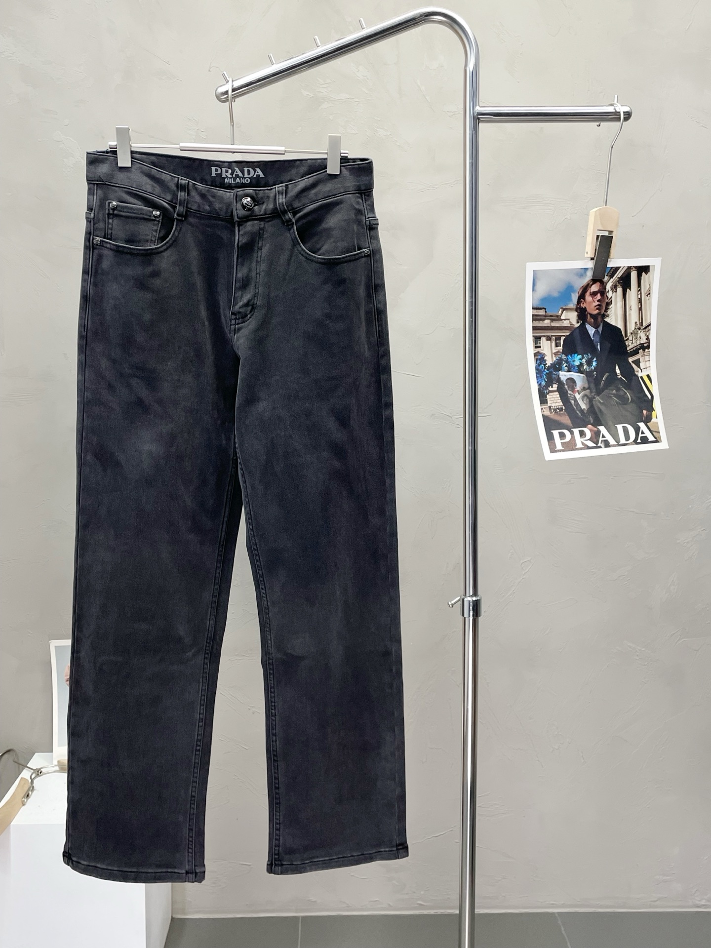 NO:512847,.Prada exclusively offers new high-end jeans!  Customized fabrics for counters are breathable and comfortable, with impeccable details, and the brand element design concept reflects high quality. The feel is delicate and soft!  It is casually cut, with a great upper body style!  Count 29-38, prada, prada, jeans, alexander wang19860909.Prada普拉达独家专供新款牛仔裤高端版本！专柜定制面料 透气舒适度高,细节无可挑剔,品牌元素设计理念,体现高品质.手感细腻柔软！呈现休闲裁剪,上身版型超赞！码数29-38,,prada,prada,jeans,alexander wang,Men's clothing