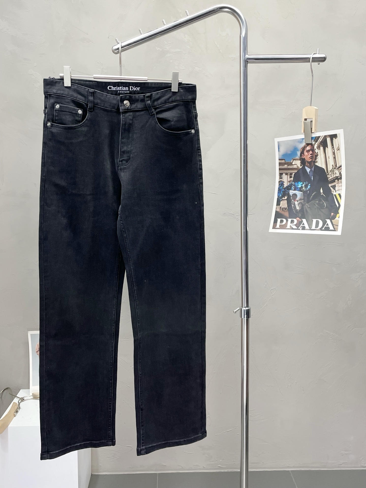 NO:512849,.Dior exclusively offers new high-end jeans!  Customized fabrics for counters are breathable and comfortable, with impeccable details, and the brand element design concept reflects high quality. The feel is delicate and soft!  It is casually cut, with a great upper body style!  29-38, Dior, Dior, Jeans, Alexander wang19860909.Dior迪奥独家专供新款牛仔裤高端版本！专柜定制面料 透气舒适度高,细节无可挑剔,品牌元素设计理念,体现高品质.手感细腻柔软！呈现休闲裁剪,上身版型超赞！码数29-38,,dior,dior,jeans,alexander wang,Men's clothing