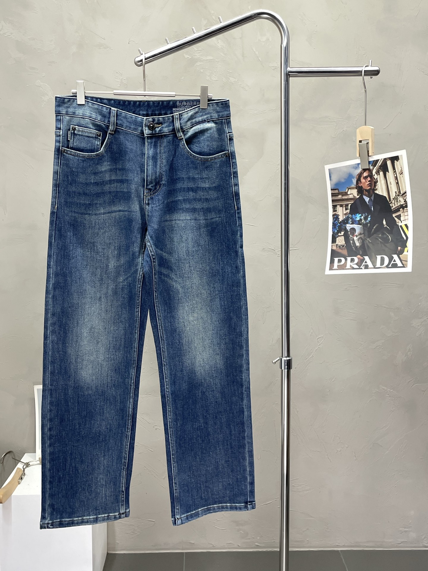 NO:518461,.Burberry exclusively offers the new high-end version of jeans!  Customized fabrics for counters are breathable and comfortable, with impeccable details, and the brand element design concept reflects high quality. The feel is delicate and soft!  It is casually cut, with a great upper body style!  29-38, burberry, burberry, jeans, alexander wang19860909.Burberry巴宝莉独家专供新款牛仔裤高端版本！专柜定制面料 透气舒适度高,细节无可挑剔,品牌元素设计理念,体现高品质.手感细腻柔软！呈现休闲裁剪,上身版型超赞！码数29-38,,burberry,burberry,jeans,alexander wang,Men's clothing