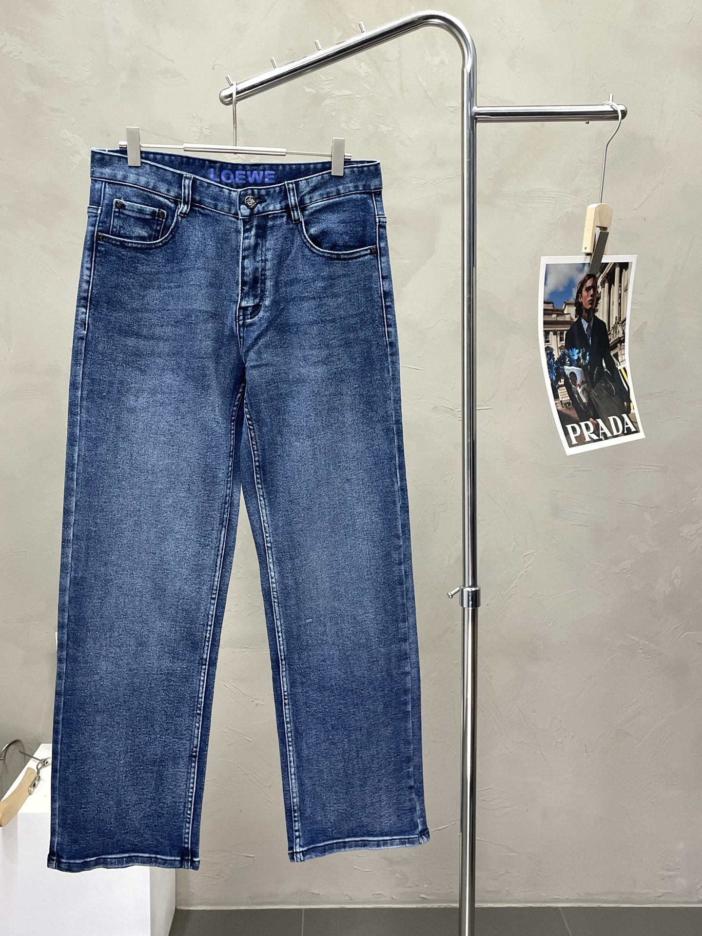 NO:512850,.LOEWE exclusively offers the new high-end version of jeans!  Customized fabrics for counters are breathable and comfortable, with impeccable details, and the brand element design concept reflects high quality. The feel is delicate and soft!  It is casually cut, with a great upper body style!  Count 29-38, loewe, loewe, jeans, alexander wang19860909.LOEWE罗意威独家专供新款牛仔裤高端版本！专柜定制面料 透气舒适度高,细节无可挑剔,品牌元素设计理念,体现高品质.手感细腻柔软！呈现休闲裁剪,上身版型超赞！码数29-38,,loewe,loewe,jeans,alexander wang,Men's clothing