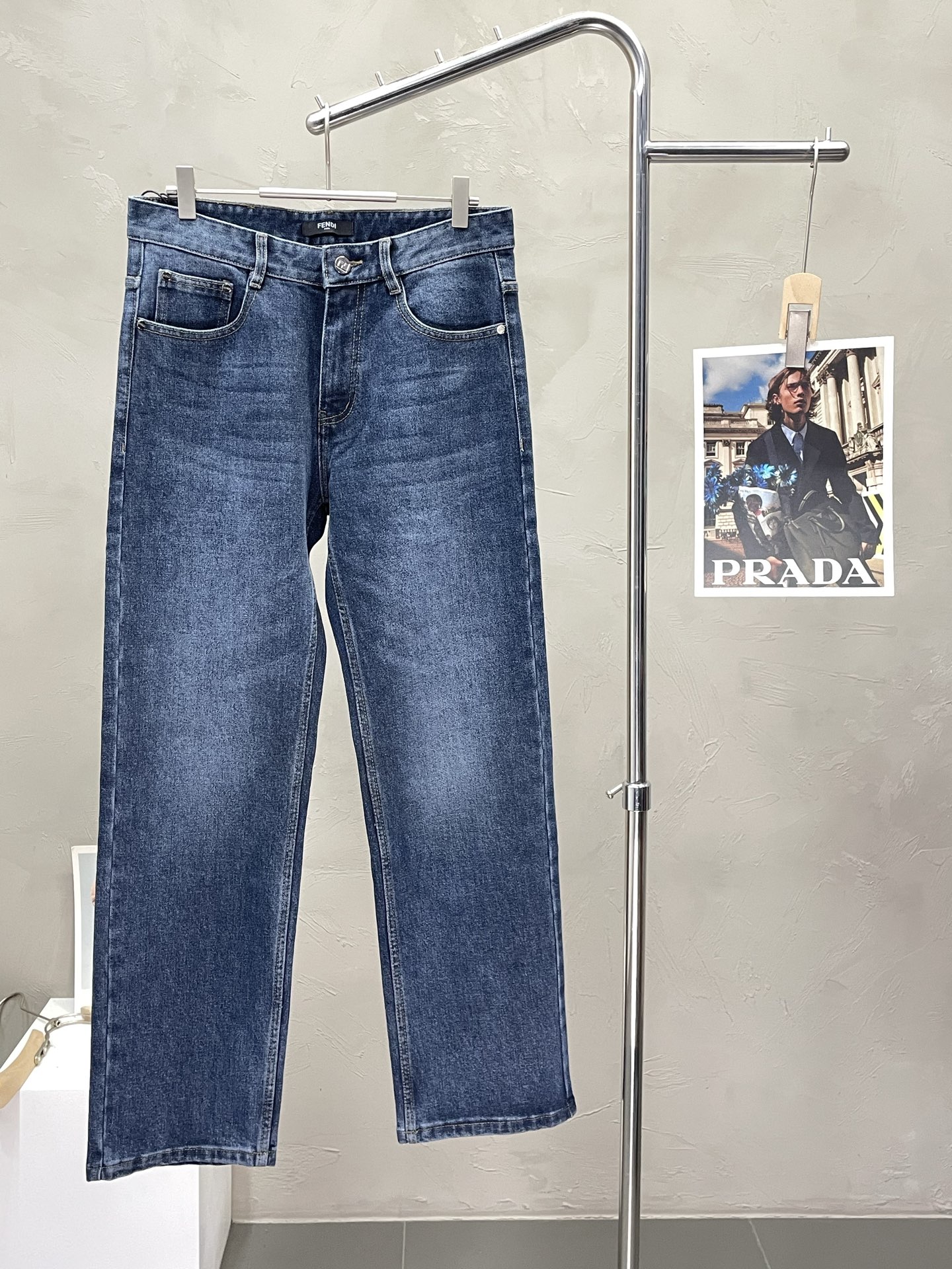 NO:518473,.FENDI exclusively offers new high-end jeans!  Customized fabrics for counters are breathable and comfortable, with impeccable details, and the brand element design concept reflects high quality. The feel is delicate and soft!  It is casually cut, with a great upper body style!  Count 29-38, fendi, fendi, jeans, alexander wang19860909.FENDI芬迪独家专供新款牛仔裤高端版本！专柜定制面料 透气舒适度高,细节无可挑剔,品牌元素设计理念,体现高品质.手感细腻柔软！呈现休闲裁剪,上身版型超赞！码数29-38,,fendi,fendi,jeans,alexander wang,Men's clothing