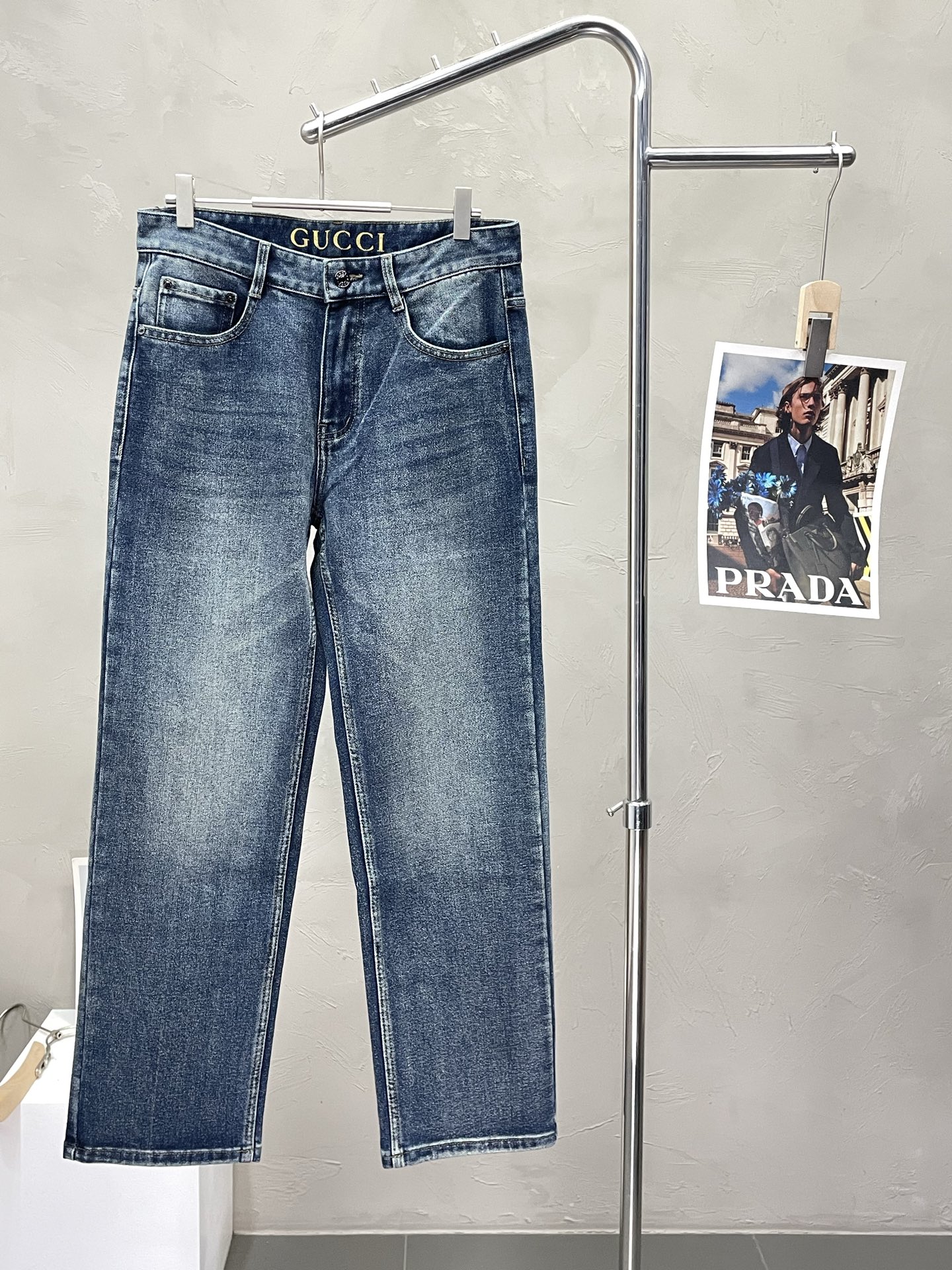 NO:512845,.Gucci exclusively offers new high-end jeans!  Customized fabrics for counters are breathable and comfortable, with impeccable details, and the brand element design concept reflects high quality. The feel is delicate and soft!  It is casually cut, with a great upper body style!  Number of codes 29-38, gucci, gucci, jeans, alexander wang19860909.Gucci古驰独家专供新款牛仔裤高端版本！专柜定制面料 透气舒适度高,细节无可挑剔,品牌元素设计理念,体现高品质.手感细腻柔软！呈现休闲裁剪,上身版型超赞！码数29-38,,gucci,gucci,jeans,alexander wang,Men's clothing