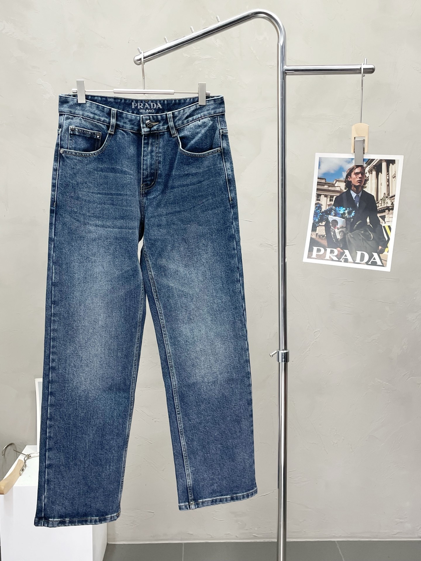 NO:518485,.Prada exclusively offers new high-end jeans!  Customized fabrics for counters are breathable and comfortable, with impeccable details, and the brand element design concept reflects high quality. The feel is delicate and soft!  It is casually cut, with a great upper body style!  Count 29-38, prada, prada, jeans, alexander wang19860909.Prada普拉达独家专供新款牛仔裤高端版本！专柜定制面料 透气舒适度高,细节无可挑剔,品牌元素设计理念,体现高品质.手感细腻柔软！呈现休闲裁剪,上身版型超赞！码数29-38,,prada,prada,jeans,alexander wang,Men's clothing