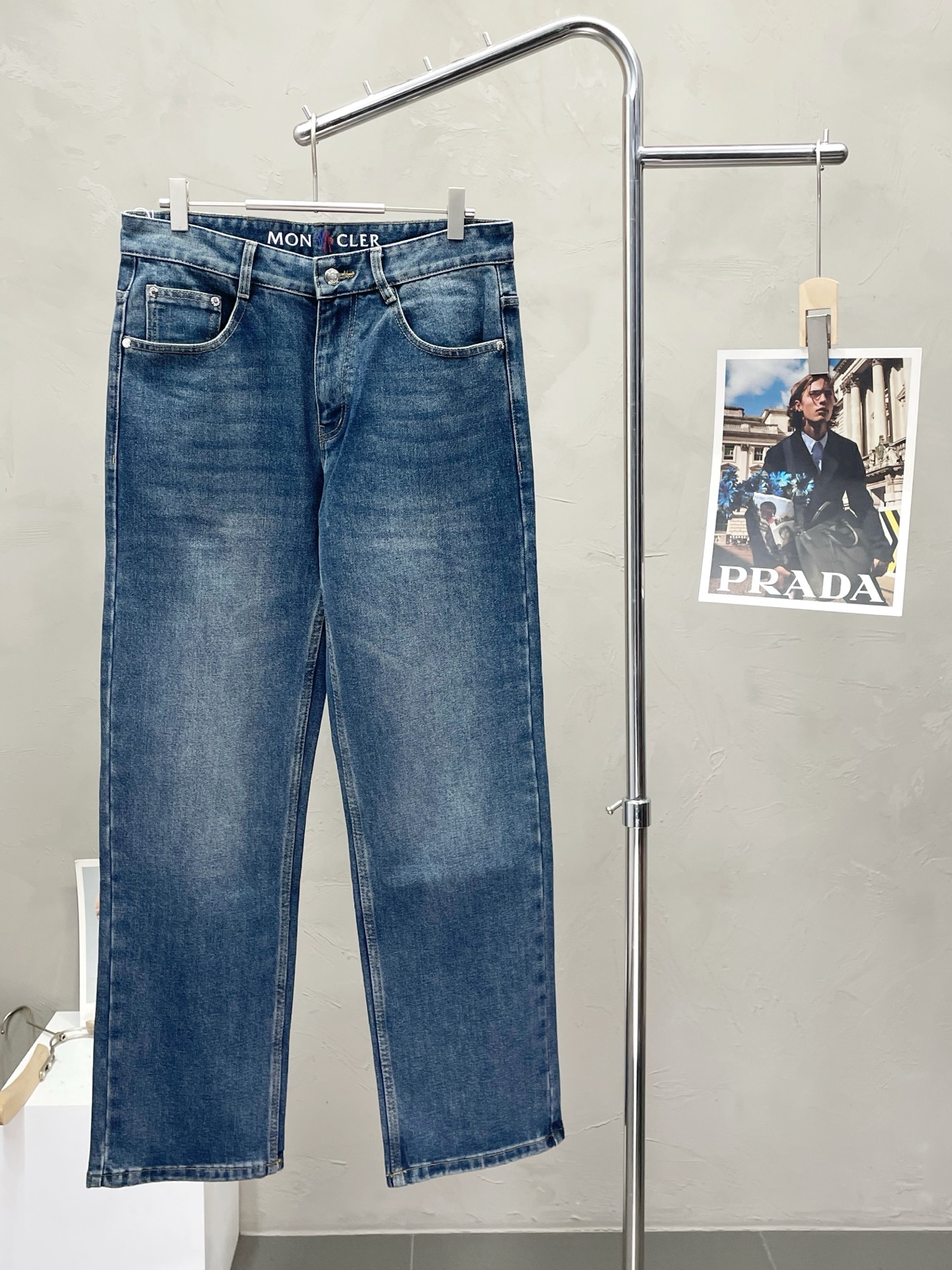 NO:512839,.Moncler hooded exclusively for new high-end jeans!  Customized fabrics for counters are breathable and comfortable, with impeccable details, and the brand element design concept reflects high quality. The feel is delicate and soft!  It is casually cut, with a great upper body style!  Number of codes 29-38, Moncler, jeans, alexander wang19860909.Moncler蒙口独家专供新款牛仔裤高端版本！专柜定制面料 透气舒适度高,细节无可挑剔,品牌元素设计理念,体现高品质.手感细腻柔软！呈现休闲裁剪,上身版型超赞！码数29-38,,Moncler,jeans,alexander wang,Men's clothing