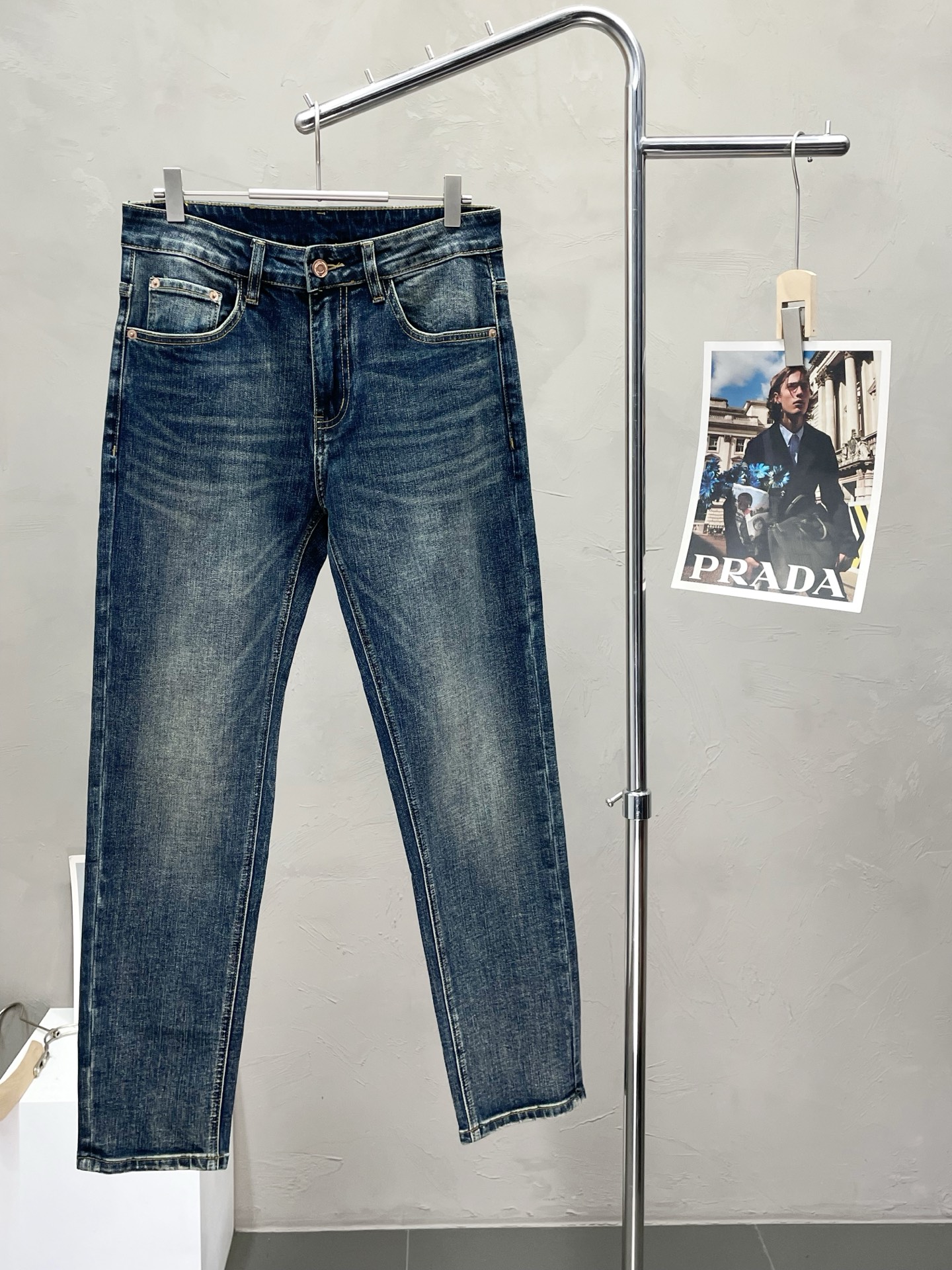 NO:518476,.SAINT LAURENT Saint Laurent exclusively for the high-end version of new jeans!  Customized fabrics for counters are breathable and comfortable, with impeccable details, and the brand element design concept reflects high quality. The feel is delicate and soft!  It is casually cut, with a great upper body style!  29-38, saint laurent,saint laurent,jeans,alexander wang19860909.SAINT LAURENT圣罗兰独家专供新款牛仔裤高端版本！专柜定制面料 透气舒适度高,细节无可挑剔,品牌元素设计理念,体现高品质.手感细腻柔软！呈现休闲裁剪,上身版型超赞！码数29-38,,saint laurent,saint laurent,jeans,alexander wang,Men's clothing