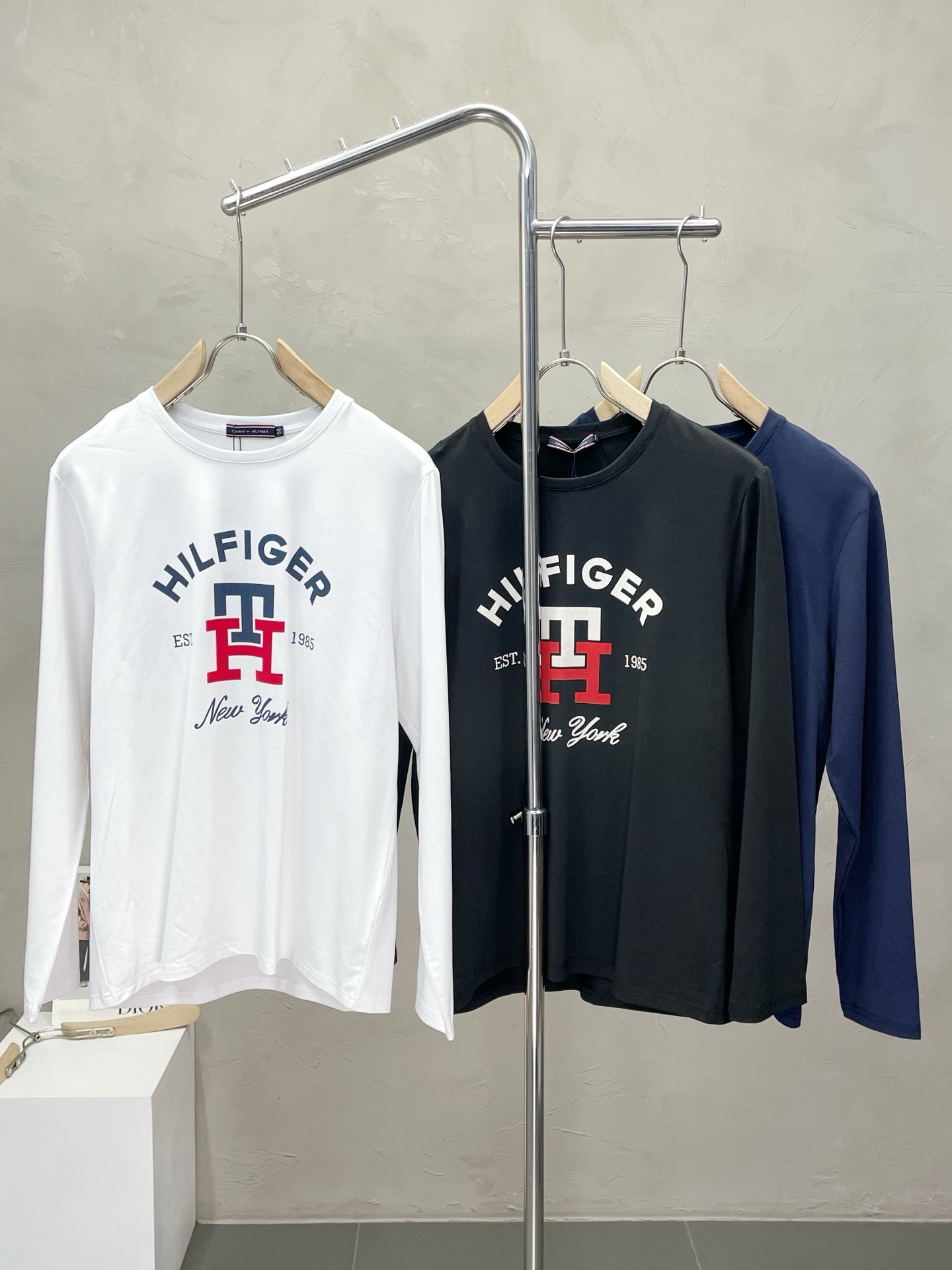 NO:512867,.TOMMY Tommy exclusively offers the latest fashionable long-sleeved jackets with a classic design and great appearance. The quality is even more unscrupulous. You can buy it directly. You can't get it wrong! Through the detailed pictures, you can feel its powerful aura, and the warm-concentration effect is significant, so you don’t have to worry about the chill at all! It is both fashionable and functional, and the whole style looks more luxurious and elegant! Size M-3XL,,tom ford,jackets & coats,alexander wang19860909.TOMMY汤米独家专供最新时尚长袖 经典设计感与颜值爆棚的外套,品质更是无法挑剔品控可以直接入手,不容过错的高端臻品！通过细节图片便可感受到它强悍的气场,聚温保暖效果显著,完全不用担心会有一点寒意！时尚与功能性兼备,整款显得更加的奢华大气！ 尺码M-3XL,,tom ford,jackets & coats,alexander wang,Men's clothing