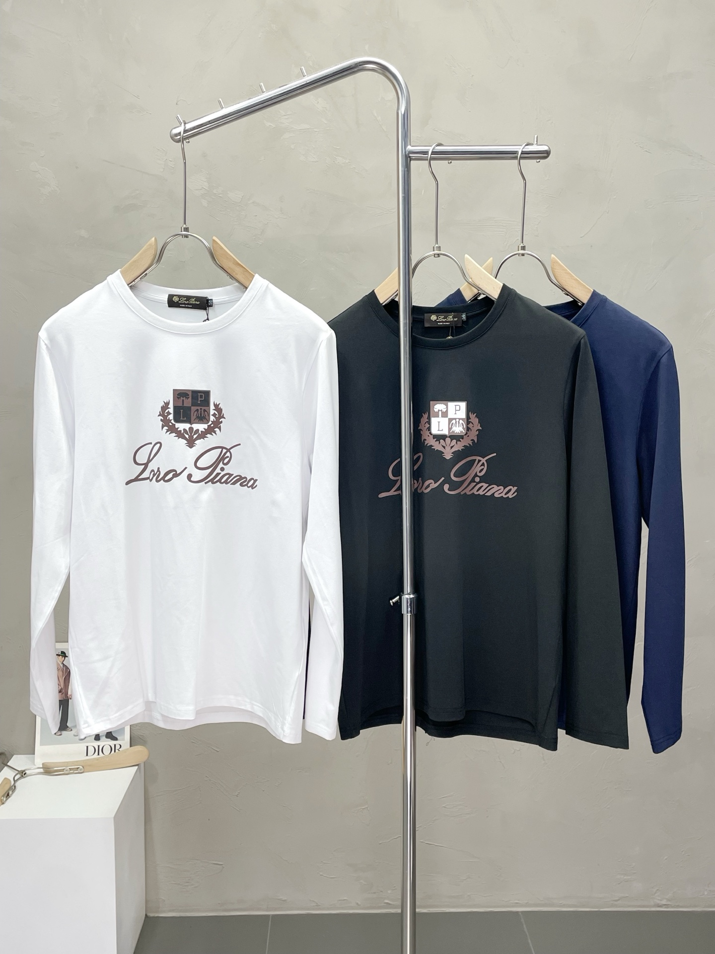 NO:512870,.LP-Loro Piana exclusively offers the latest fashionable long-sleeved jackets with a classic design and superb appearance, and the quality is even more unscrupulous. You can buy it directly. You can't get it wrong! Through the detailed pictures, you can feel its powerful aura, and the warm-concentration effect is significant, so you don’t have to worry about the chill at all! It is both fashionable and functional, and the whole style looks more luxurious and elegant! Size M-3XL, loro piana, loro piana, jackets & coats, alexander wang19860909.LP-Loro Piana诺悠翩雅独家专供最新时尚长袖 经典设计感与颜值爆棚的外套,品质更是无法挑剔品控可以直接入手,不容过错的高端臻品！通过细节图片便可感受到它强悍的气场,聚温保暖效果显著,完全不用担心会有一点寒意！时尚与功能性兼备,整款显得更加的奢华大气！ 尺码M-3XL,,loro piana,loro piana,jackets & coats,alexander wang,Men's clothing