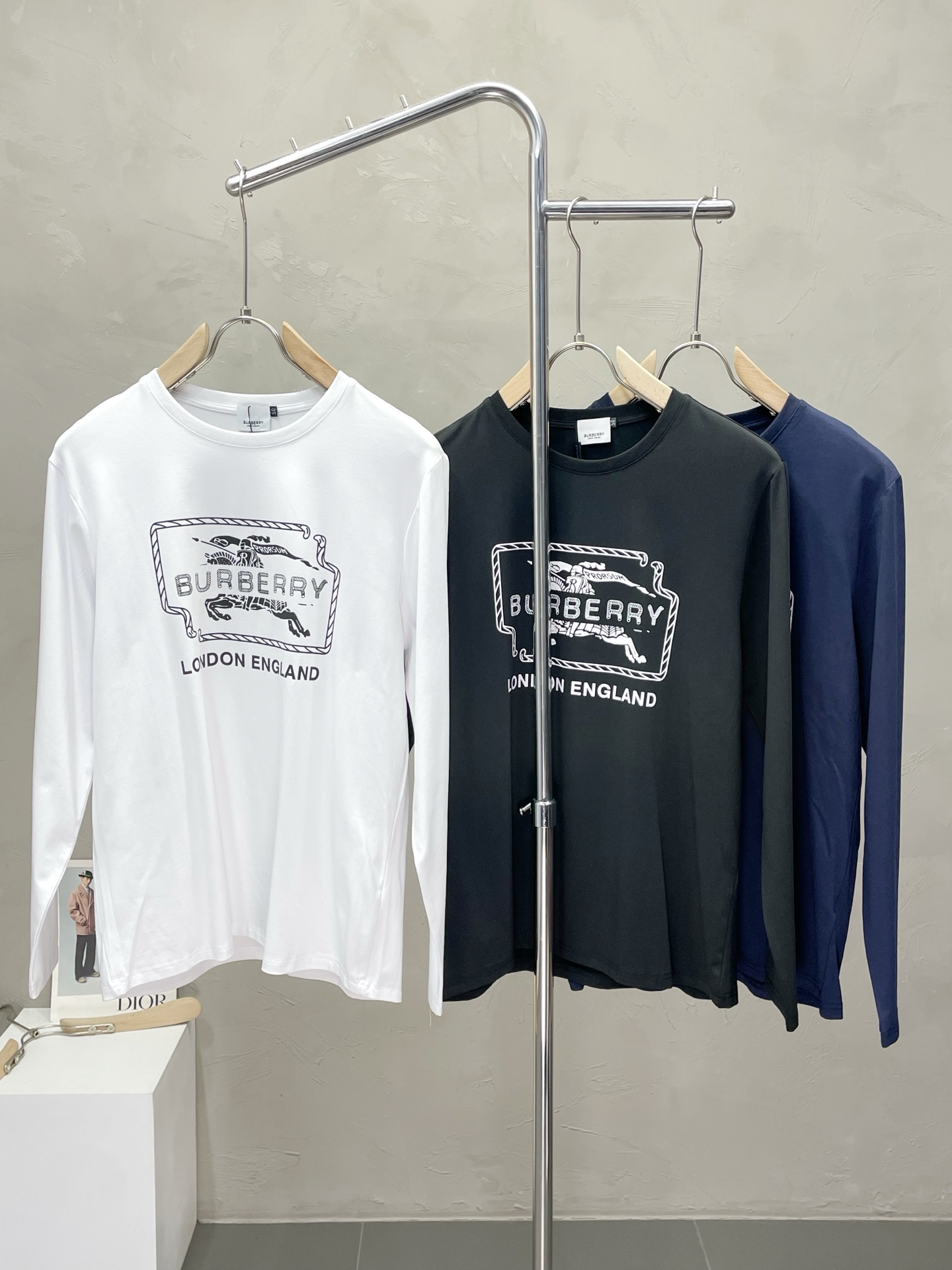 NO:512876,.Burberry exclusively offers the latest fashionable long-sleeved jackets with a classic design and superb appearance. The quality is even more unscrupulous. You can buy it directly. You can't get it right! Through the detailed pictures, you can feel its powerful aura, and the warm-concentration effect is significant, so you don’t have to worry about the chill at all! It is both fashionable and functional, and the whole style looks more luxurious and elegant! Size M-3XL, burberry, burberry, jackets & coats, alexander wang19860909.Burberry巴宝莉独家专供最新时尚长袖 经典设计感与颜值爆棚的外套,品质更是无法挑剔品控可以直接入手,不容过错的高端臻品！通过细节图片便可感受到它强悍的气场,聚温保暖效果显著,完全不用担心会有一点寒意！时尚与功能性兼备,整款显得更加的奢华大气！ 尺码M-3XL,,burberry,burberry,jackets & coats,alexander wang,Men's clothing