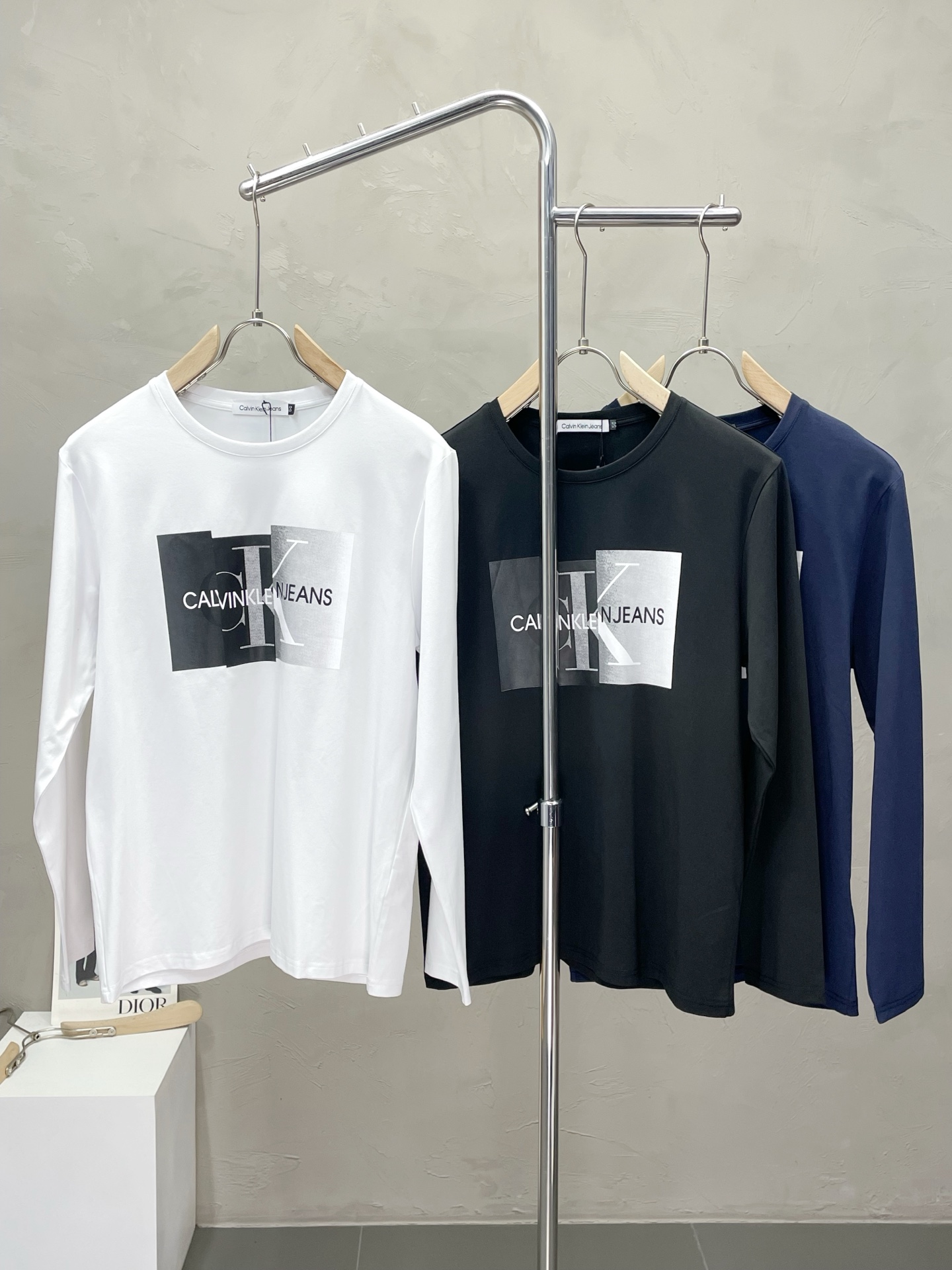 NO:512879,.CK-Calvin Klein Kevin Klein exclusively provides the latest fashionable long-sleeved jackets with a classic design and appearance, and the quality is even more unscrupulous. You can buy it directly, which is not to be mistaken for high-end products! Through the detailed pictures, you can feel its powerful aura, and the warm-concentration effect is significant, so you don’t have to worry about the chill at all! It is both fashionable and functional, and the whole style looks more luxurious and elegant! Size M-3XL, louis vuitton, jackets & coats,alexander wang19860909.CK-Calvin Klein 凯文克莱独家专供最新时尚长袖 经典设计感与颜值爆棚的外套,品质更是无法挑剔品控可以直接入手,不容过错的高端臻品！通过细节图片便可感受到它强悍的气场,聚温保暖效果显著,完全不用担心会有一点寒意！时尚与功能性兼备,整款显得更加的奢华大气！ 尺码M-3XL,,louis vuitton,jackets & coats,alexander wang,Men's clothing