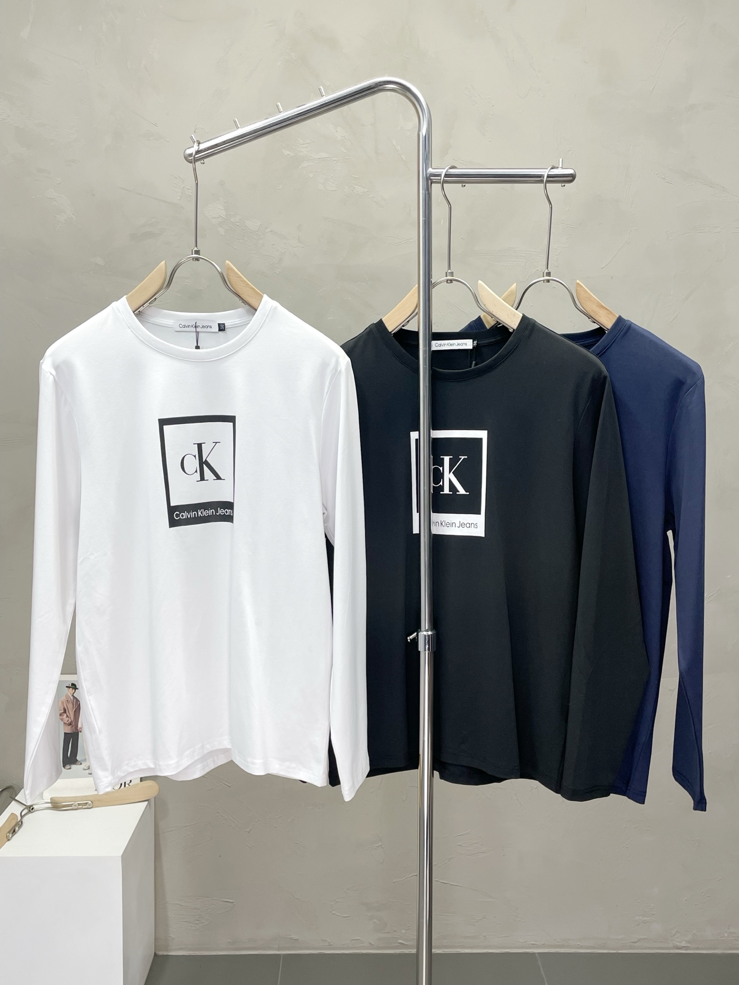 NO:514330,.CK-Calvin Klein Kevin Klein exclusively provides the latest fashionable long-sleeved jackets with a classic design and appearance, and the quality is even more unscrupulous. You can buy it directly, which is not to be mistaken for high-end products! Through the detailed pictures, you can feel its powerful aura, and the warm-concentration effect is significant, so you don’t have to worry about the chill at all! It is both fashionable and functional, and the whole style looks more luxurious and elegant! Size M-3XL, louis vuitton, jackets & coats,alexander wang19860909.CK-Calvin Klein 凯文克莱独家专供最新时尚长袖 经典设计感与颜值爆棚的外套,品质更是无法挑剔品控可以直接入手,不容过错的高端臻品！通过细节图片便可感受到它强悍的气场,聚温保暖效果显著,完全不用担心会有一点寒意！时尚与功能性兼备,整款显得更加的奢华大气！ 尺码M-3XL,,louis vuitton,jackets & coats,alexander wang,Men's clothing