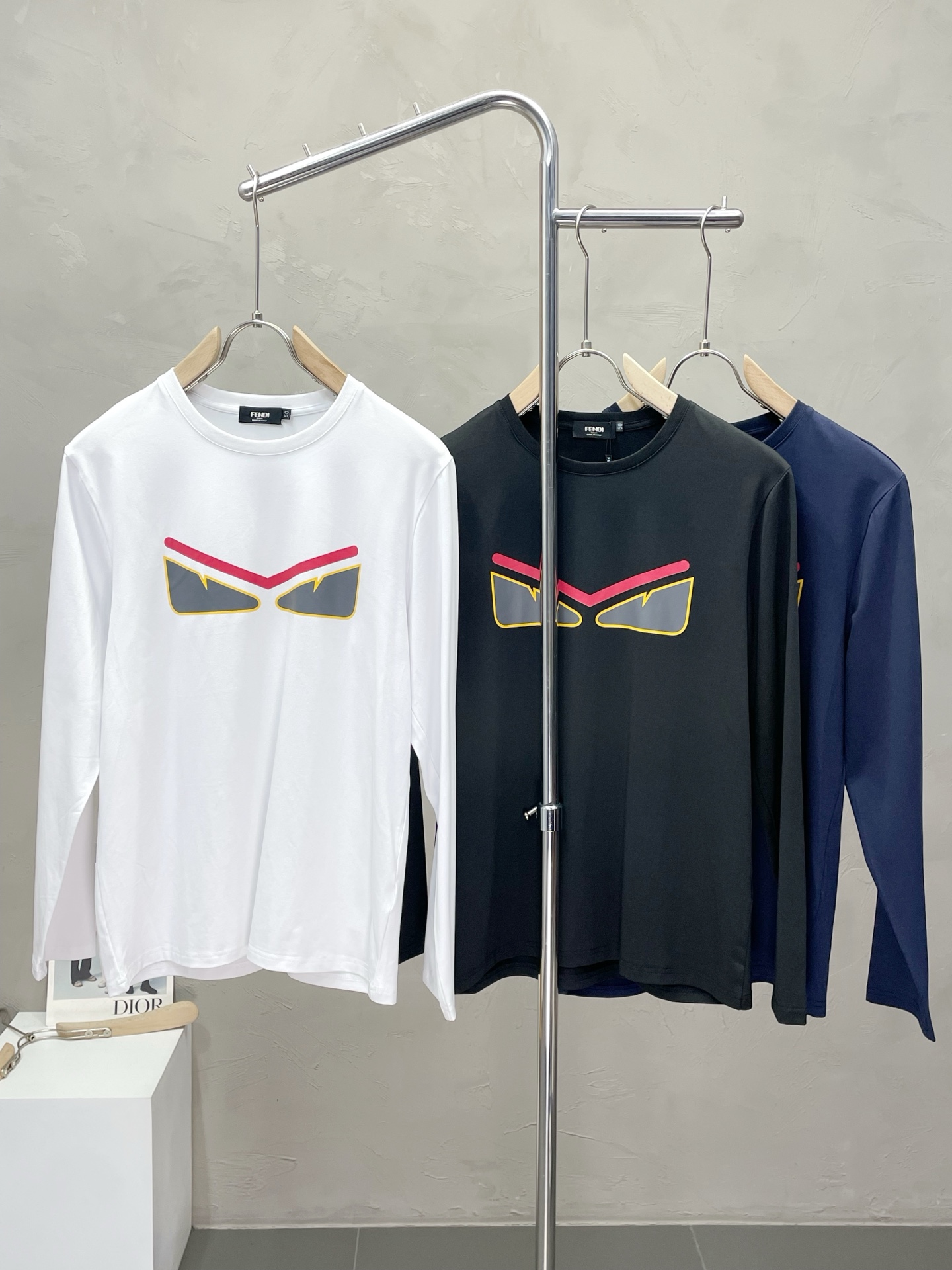 NO:512882,.FENDI exclusively offers the latest fashionable long-sleeved jackets with a classic design and great appearance. The quality is even more unscrupulous. You can buy it directly. You can't get it right! Through the detailed pictures, you can feel its powerful aura, and the warm-concentration effect is significant, so you don’t have to worry about the chill at all! It is both fashionable and functional, and the whole style looks more luxurious and elegant! Size M-3XL, fendi, fendi, jackets & coats, alexander wang19860909.FENDI芬迪独家专供最新时尚长袖 经典设计感与颜值爆棚的外套,品质更是无法挑剔品控可以直接入手,不容过错的高端臻品！通过细节图片便可感受到它强悍的气场,聚温保暖效果显著,完全不用担心会有一点寒意！时尚与功能性兼备,整款显得更加的奢华大气！ 尺码M-3XL,,fendi,fendi,jackets & coats,alexander wang,Men's clothing