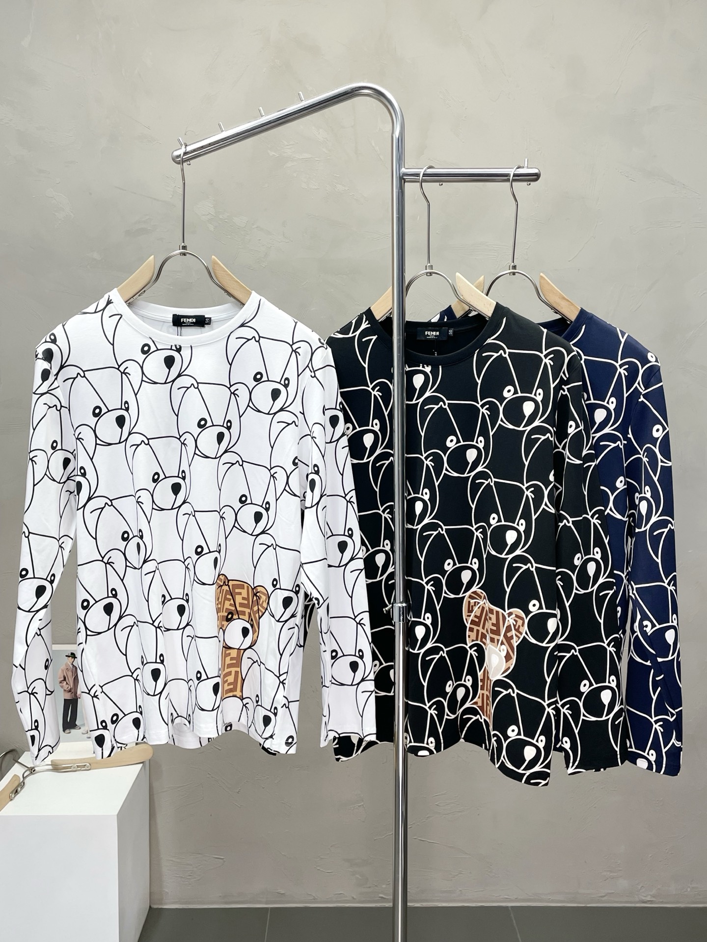 NO:515402,.FENDI exclusively offers the latest fashionable long-sleeved jackets with a classic design and great appearance. The quality is even more unscrupulous. You can buy it directly. You can't get it wrong! Through the detailed pictures, you can feel its powerful aura, and the warm-concentration effect is significant, so you don’t have to worry about the chill at all! It is both fashionable and functional, and the whole style looks more luxurious and elegant! Size M-3XL, fendi, fendi, jackets & coats, alexander wang19860909.FENDI芬迪独家专供最新时尚长袖 经典设计感与颜值爆棚的外套,品质更是无法挑剔品控可以直接入手,不容过错的高端臻品！通过细节图片便可感受到它强悍的气场,聚温保暖效果显著,完全不用担心会有一点寒意！时尚与功能性兼备,整款显得更加的奢华大气！ 尺码M-3XL,,fendi,fendi,jackets & coats,alexander wang,Men's clothing