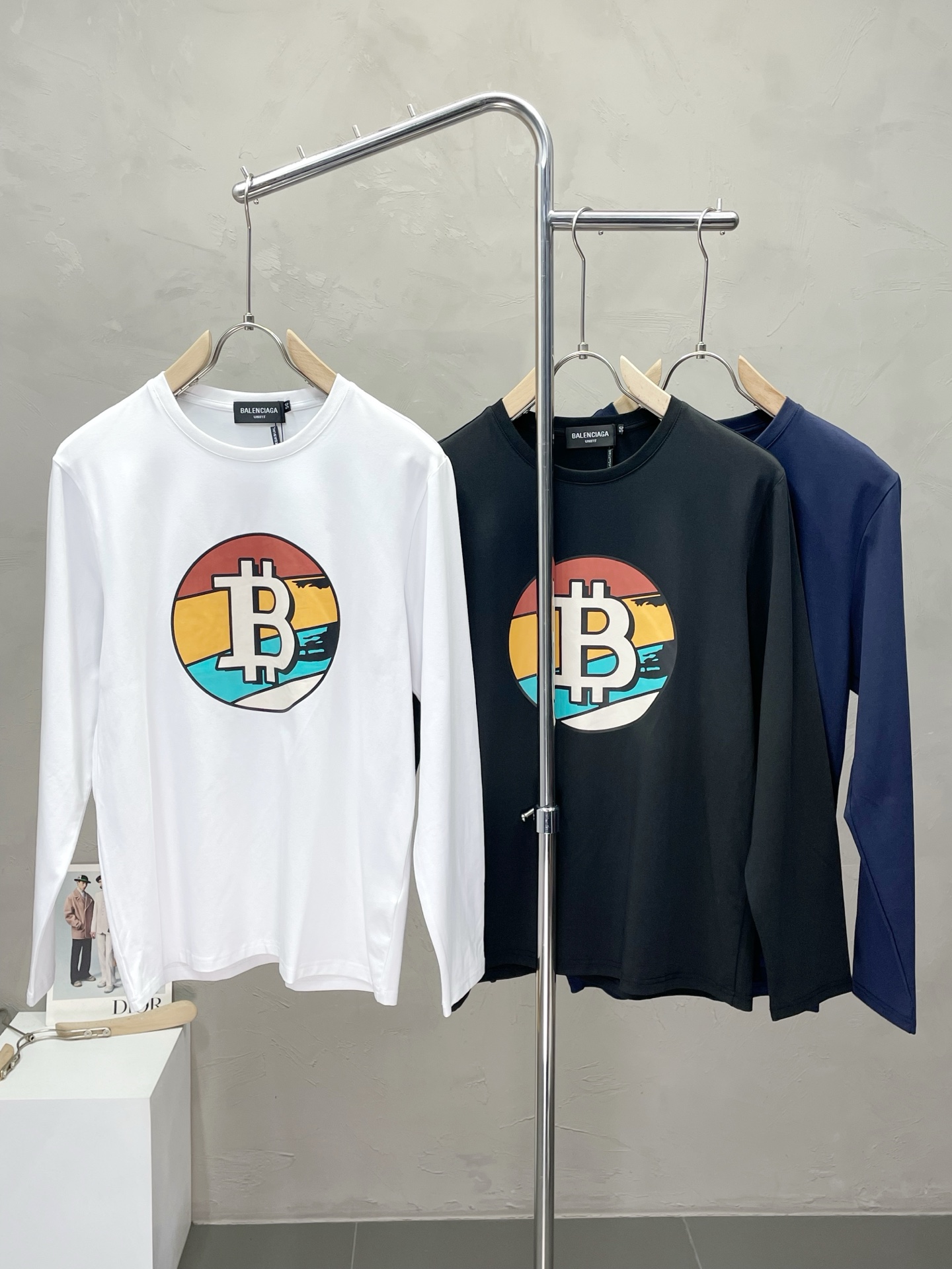 NO:514336,.Balenciaga exclusively offers the latest fashionable long-sleeved jackets with a classic design and great appearance, and the quality is even more unscrupulous. You can buy it directly. You can't get it wrong! Through the detailed pictures, you can feel its powerful aura, and the warm-concentration effect is significant, so you don’t have to worry about the chill at all! It is both fashionable and functional, and the whole style looks more luxurious and elegant! Size M-3XL, balenciaga, balenciaga, jackets & coats, alexander wang19860909.Balenciaga巴黎世家独家专供最新时尚长袖 经典设计感与颜值爆棚的外套,品质更是无法挑剔品控可以直接入手,不容过错的高端臻品！通过细节图片便可感受到它强悍的气场,聚温保暖效果显著,完全不用担心会有一点寒意！时尚与功能性兼备,整款显得更加的奢华大气！ 尺码M-3XL,,balenciaga,balenciaga,jackets & coats,alexander wang,Men's clothing