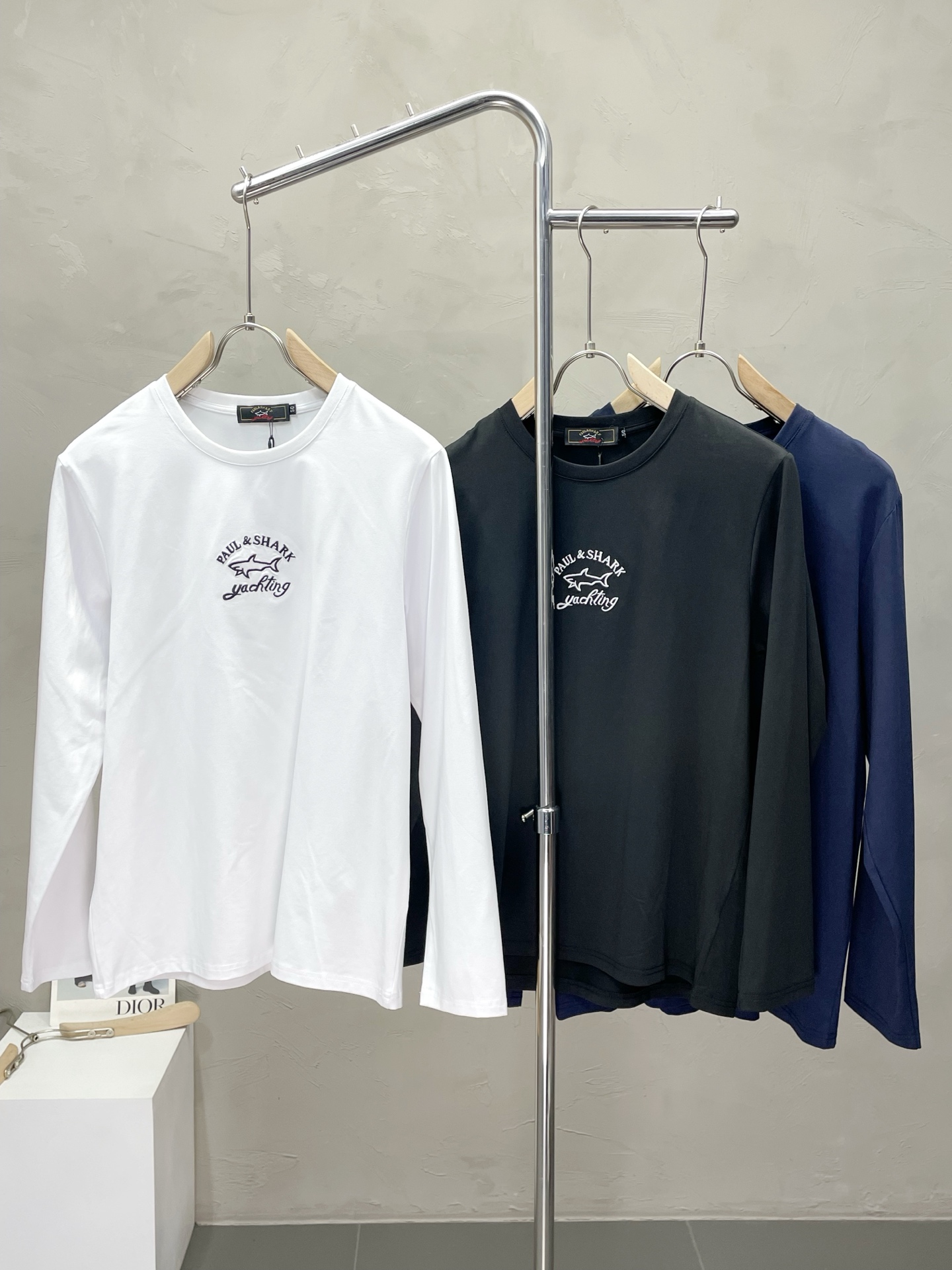 NO:514318,.PAUL&SHARK Paul and Shark exclusively offer the latest fashionable long-sleeved jackets with a classic design and appearance, and the quality is even more unscrupulous. You can buy them directly. You can’t get it wrong! Through the detailed pictures, you can feel its powerful aura, and the warm-concentration effect is significant, so you don’t have to worry about the chill at all! It is both fashionable and functional, and the whole style looks more luxurious and elegant! Size M-3XL, Jackets & coats,alexander wang19860909.PAUL&SHARK保罗与鲨鱼独家专供最新时尚长袖 经典设计感与颜值爆棚的外套,品质更是无法挑剔品控可以直接入手,不容过错的高端臻品！通过细节图片便可感受到它强悍的气场,聚温保暖效果显著,完全不用担心会有一点寒意！时尚与功能性兼备,整款显得更加的奢华大气！ 尺码M-3XL,,jackets & coats,alexander wang,Men's clothing