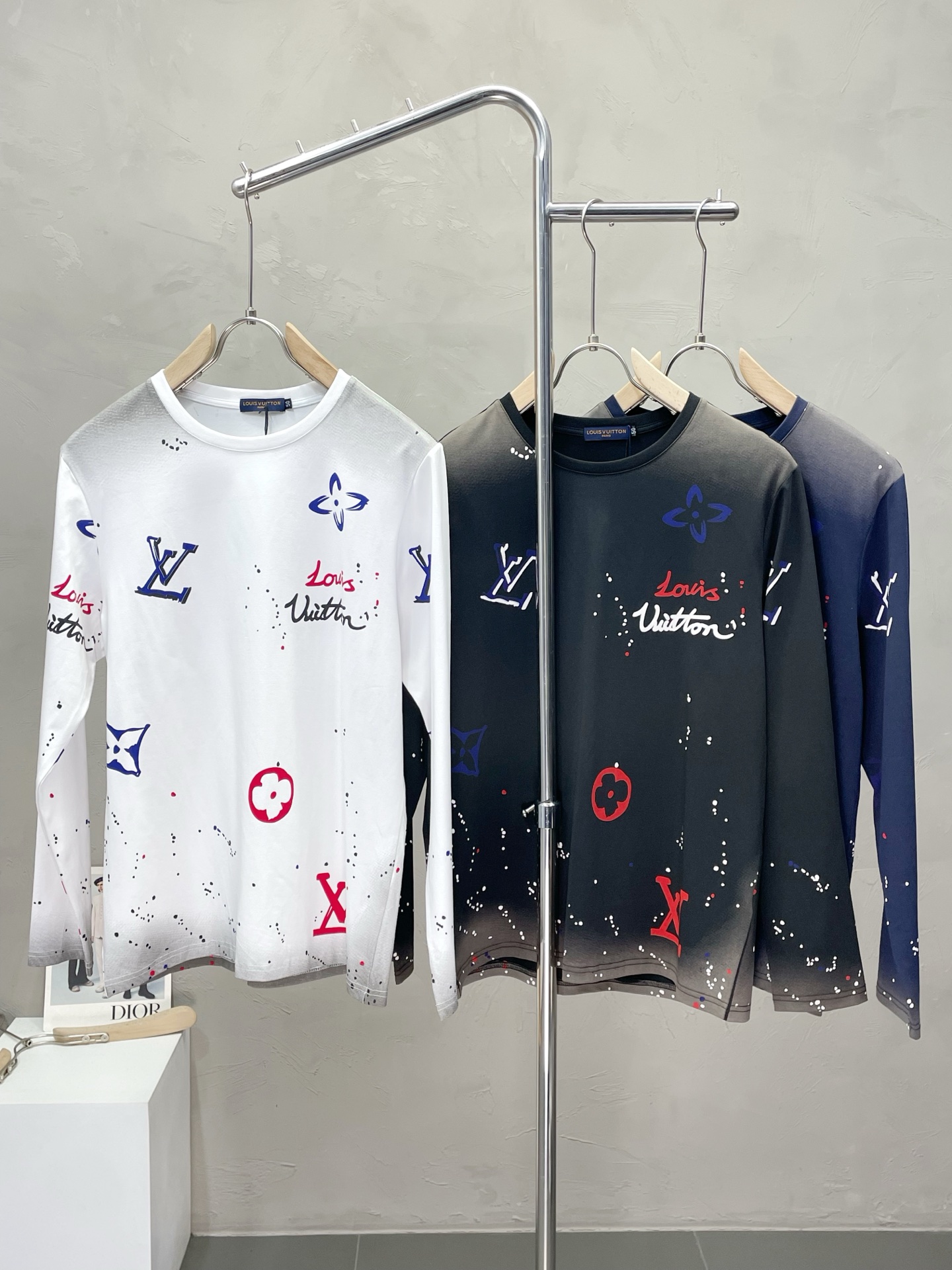 NO:515406,.Louis Vuitton exclusively offers the latest fashionable long-sleeved jackets with a classic design and superb appearance, and the quality is even more unscrupulous. You can buy it directly. You can't get it wrong! Through the detailed pictures, you can feel its powerful aura, and the warm-concentration effect is significant, so you don’t have to worry about the chill at all! It is both fashionable and functional, and the whole style looks more luxurious and elegant! Size M-3XL, louis vuitton,louis vuitton,jackets & coats,alexander wang19860909.Louis Vuitton路易威登独家专供最新时尚长袖 经典设计感与颜值爆棚的外套,品质更是无法挑剔品控可以直接入手,不容过错的高端臻品！通过细节图片便可感受到它强悍的气场,聚温保暖效果显著,完全不用担心会有一点寒意！时尚与功能性兼备,整款显得更加的奢华大气！ 尺码M-3XL,,louis vuitton,louis vuitton,jackets & coats,alexander wang,Men's clothing