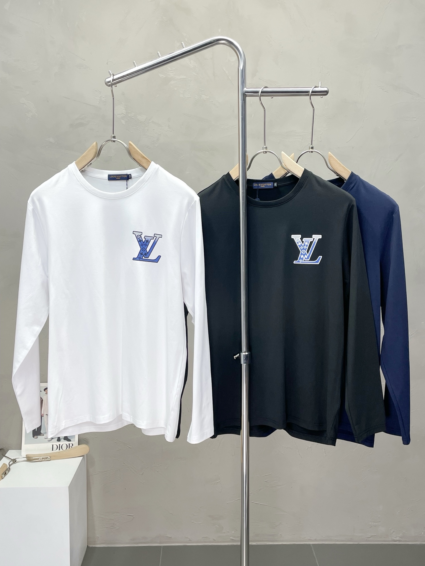 NO:515425,.Louis Vuitton exclusively offers the latest fashionable long-sleeved jackets with a classic design and superb appearance, and the quality is even more unscrupulous. You can buy it directly. You can't get it wrong! Through the detailed pictures, you can feel its powerful aura, and the warm-concentration effect is significant, so you don’t have to worry about the chill at all! It is both fashionable and functional, and the whole style looks more luxurious and elegant! Size M-3XL, louis vuitton,louis vuitton,jackets & coats,alexander wang19860909.Louis Vuitton路易威登独家专供最新时尚长袖 经典设计感与颜值爆棚的外套,品质更是无法挑剔品控可以直接入手,不容过错的高端臻品！通过细节图片便可感受到它强悍的气场,聚温保暖效果显著,完全不用担心会有一点寒意！时尚与功能性兼备,整款显得更加的奢华大气！ 尺码M-3XL,,louis vuitton,louis vuitton,jackets & coats,alexander wang,Men's clothing