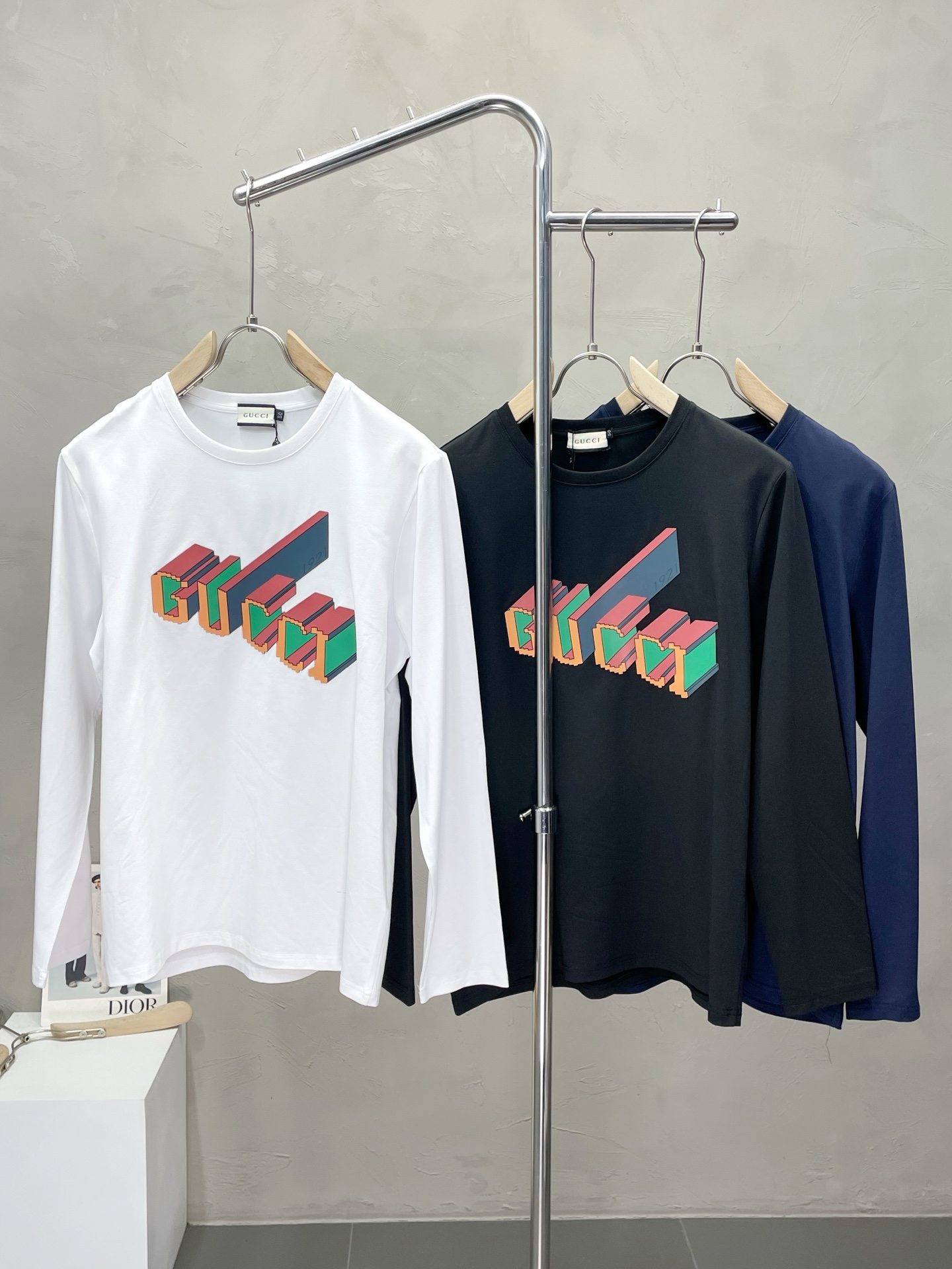 NO:515416,.Gucci exclusively provides the latest fashionable long-sleeved jackets with a classic design and superb appearance. The quality is even more unscrupulous. You can buy it directly. You can't get it wrong! Through the detailed pictures, you can feel its powerful aura, and the warm-concentration effect is significant, so you don’t have to worry about the chill at all! It is both fashionable and functional, and the whole style looks more luxurious and elegant! Size M-3XL, gucci, gucci, jackets & coats, alexander wang19860909.Gucci古驰独家专供最新时尚长袖 经典设计感与颜值爆棚的外套,品质更是无法挑剔品控可以直接入手,不容过错的高端臻品！通过细节图片便可感受到它强悍的气场,聚温保暖效果显著,完全不用担心会有一点寒意！时尚与功能性兼备,整款显得更加的奢华大气！ 尺码M-3XL,,gucci,gucci,jackets & coats,alexander wang,Men's clothing